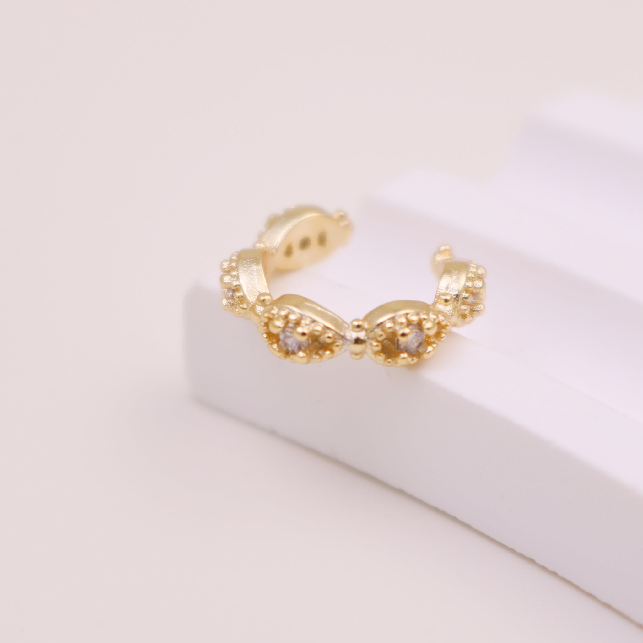ear cuff by SOMIY – modern non-pierced jewelry for all-day comfort