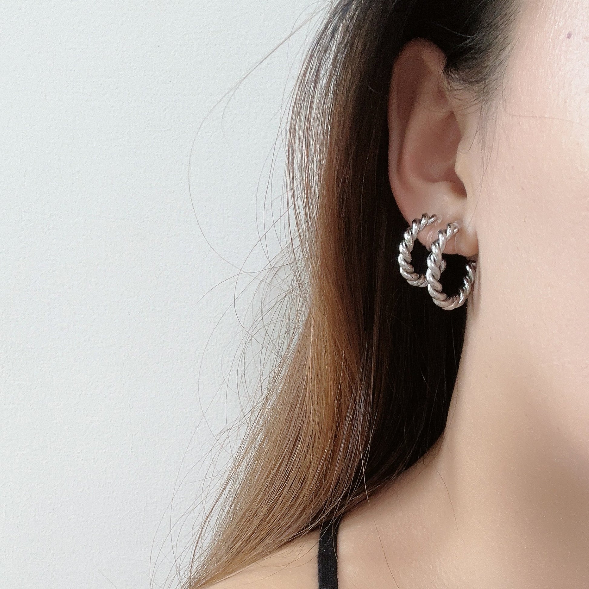 Goldhoop clip-on earrings by SOMIY – pain-free non-pierced jewelry for everyday wear