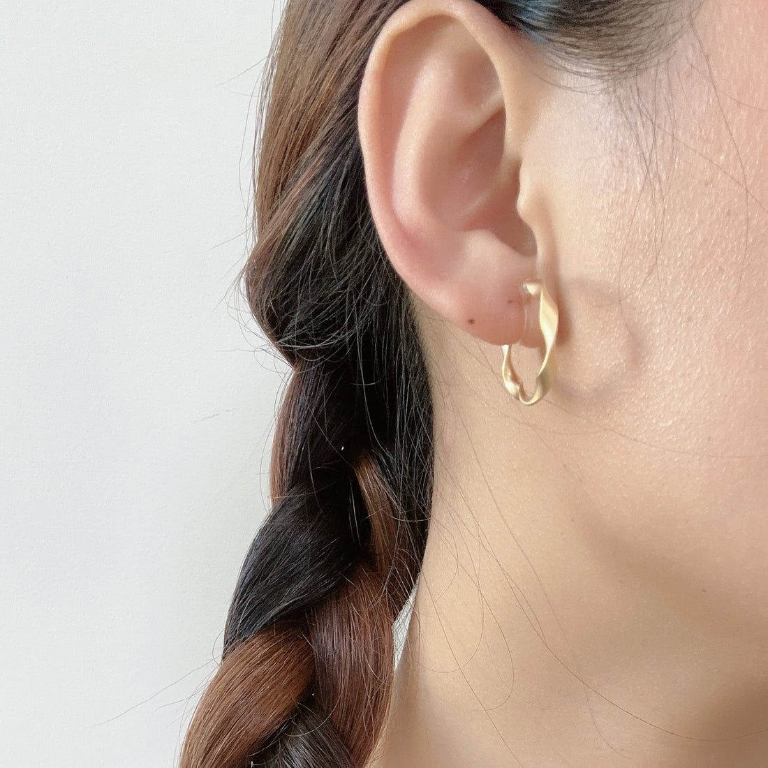 Gold Resinhoop clip-on earrings by SOMIY – pain-free non-pierced jewelry for everyday wear