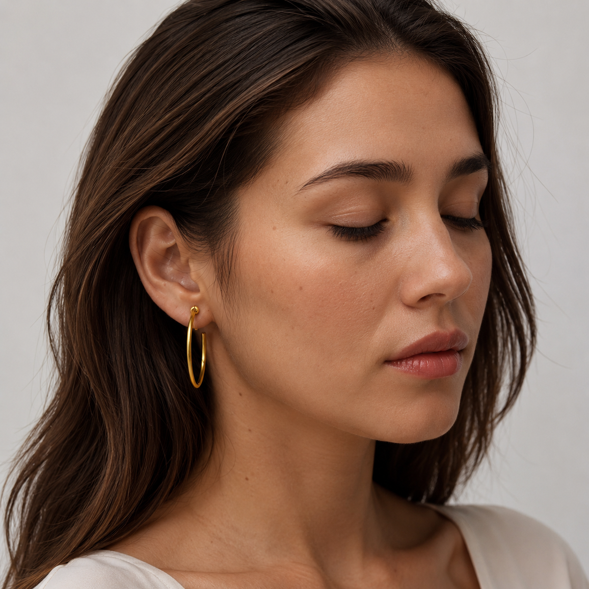 Model wearing SOMIY Large Circle Clip-On Earrings in gold