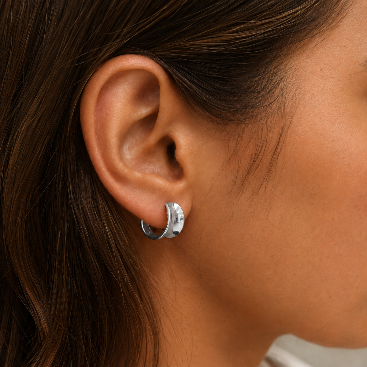 Close-up of SOMIY Mini Chunky Polished Clip-On Hoop Earrings in silver worn on the ear