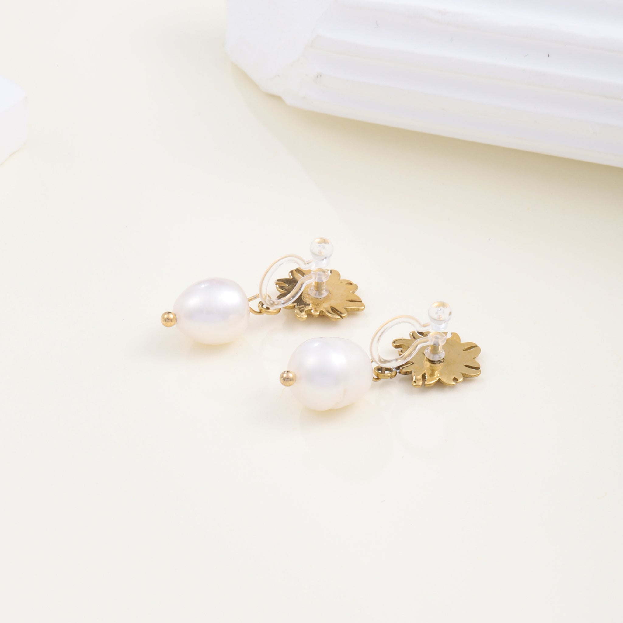 Gold Pearlclip-on earrings by SOMIY – pain-free non-pierced jewelry for everyday wear
