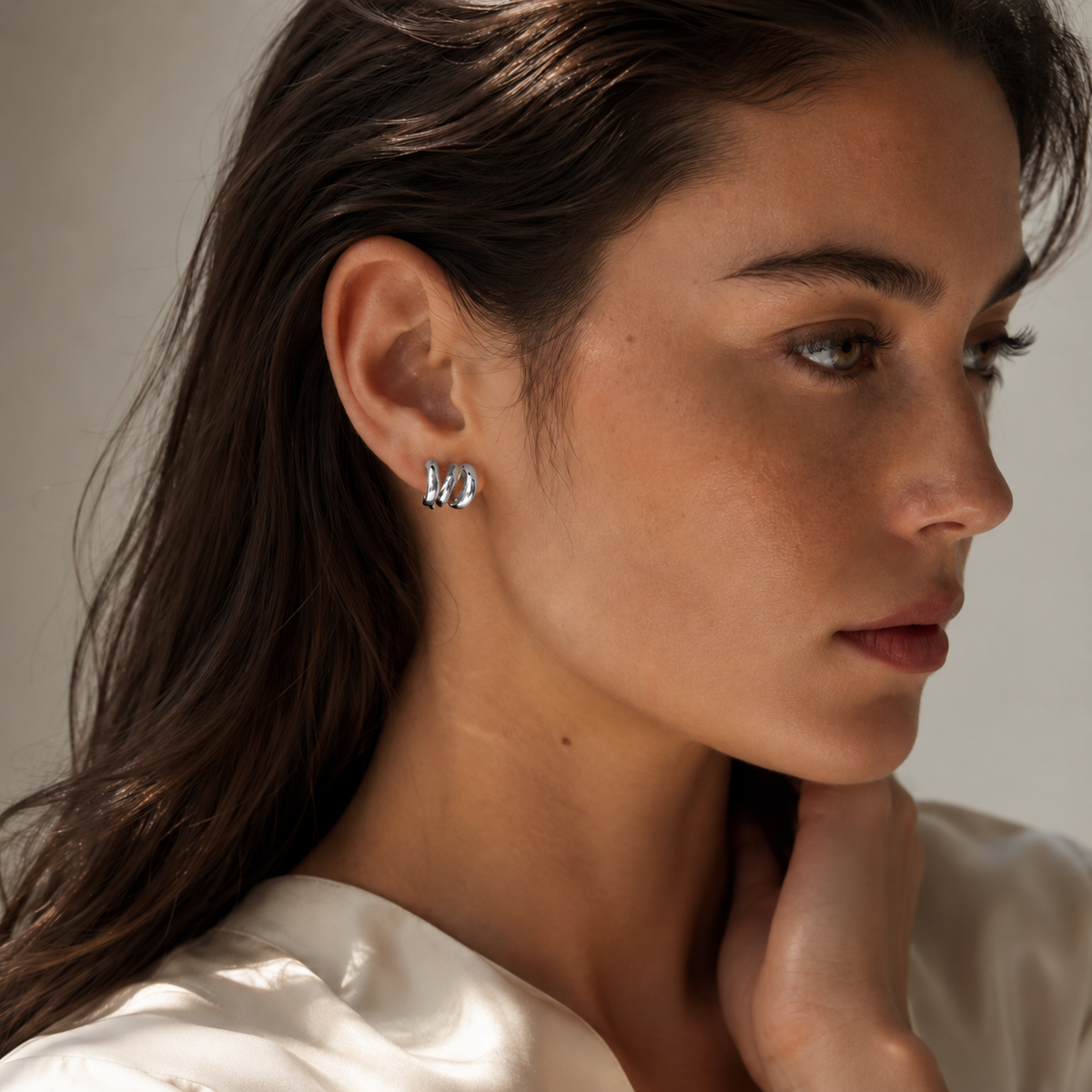 Model wearing SOMIY Geometric Irregular Triple Hoop Clip-On Earrings in silver