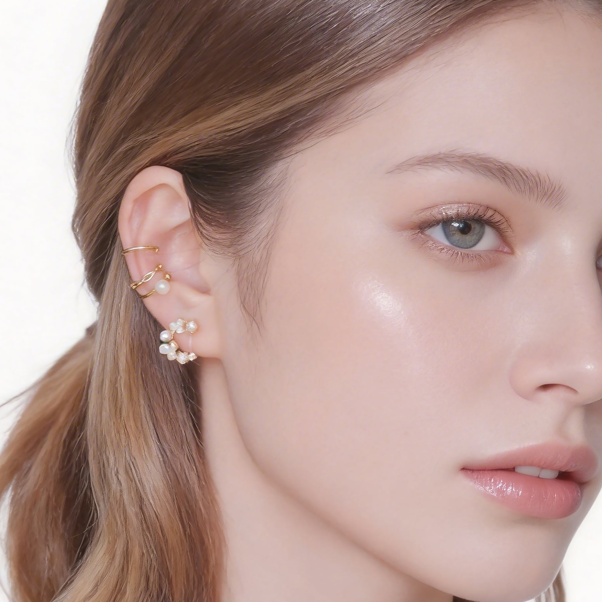 Essential Polished Clip-On Hoop Earrings in 18K gold plating by SOMIY.
