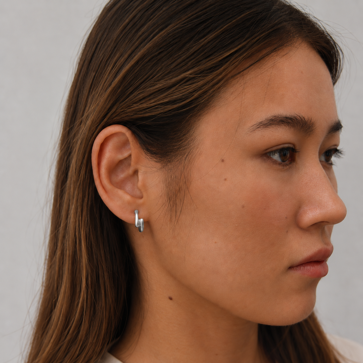 Model wearing SOMIY Geometric Teardrop Clip-On Earrings in silver