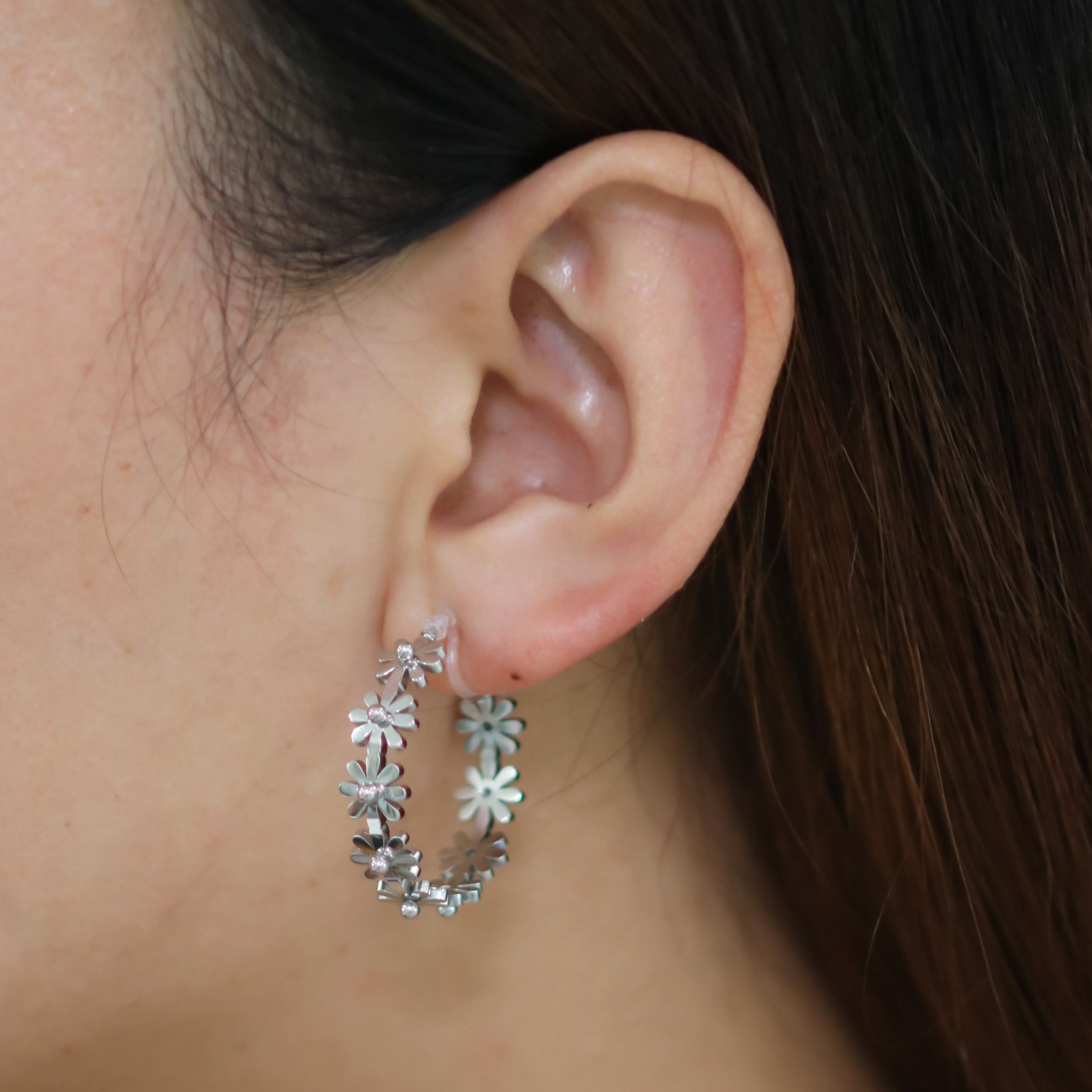 Goldhoop clip-on earrings by SOMIY – pain-free non-pierced jewelry for everyday wear