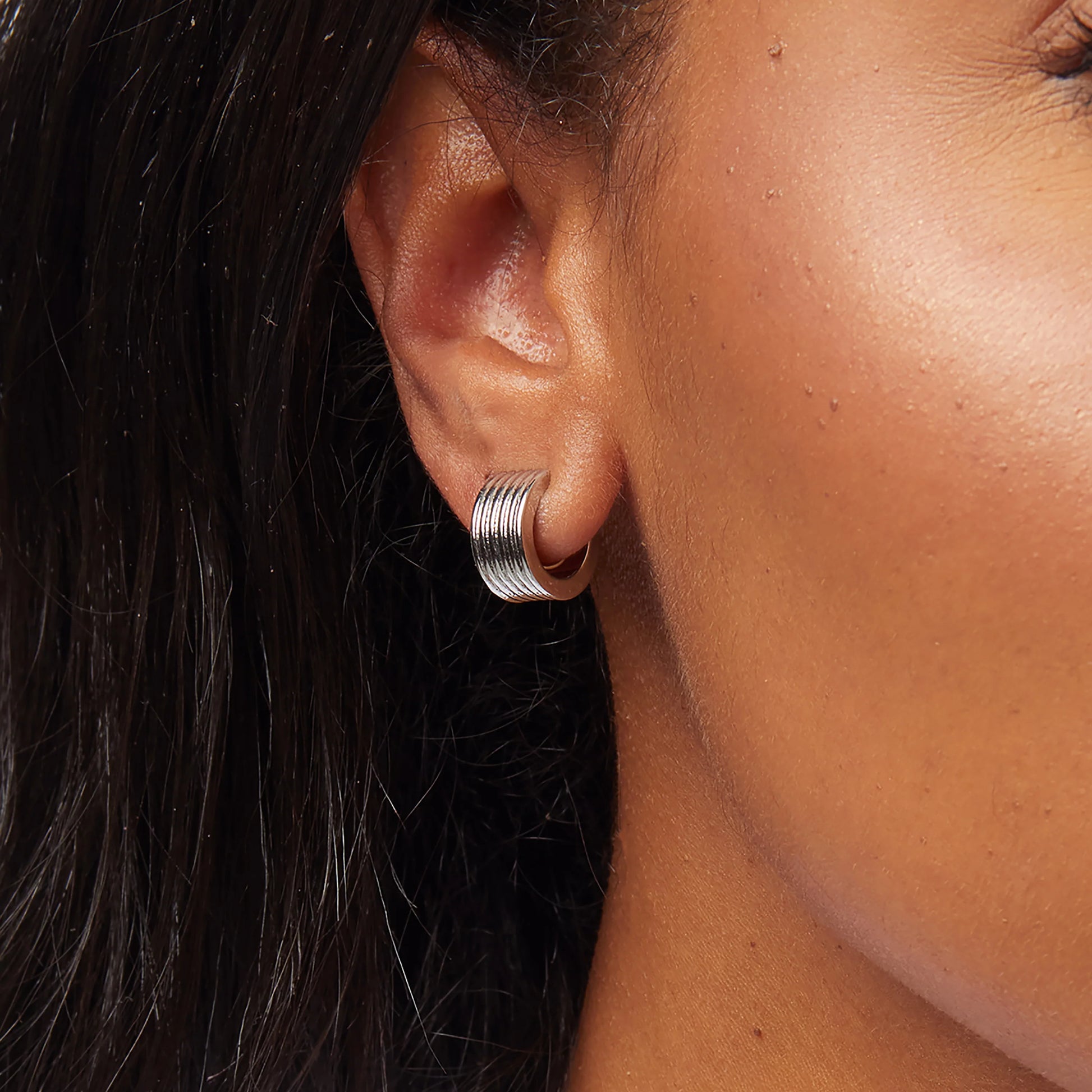 Ribbed Huggie Clip-On Earrings - SOMIY