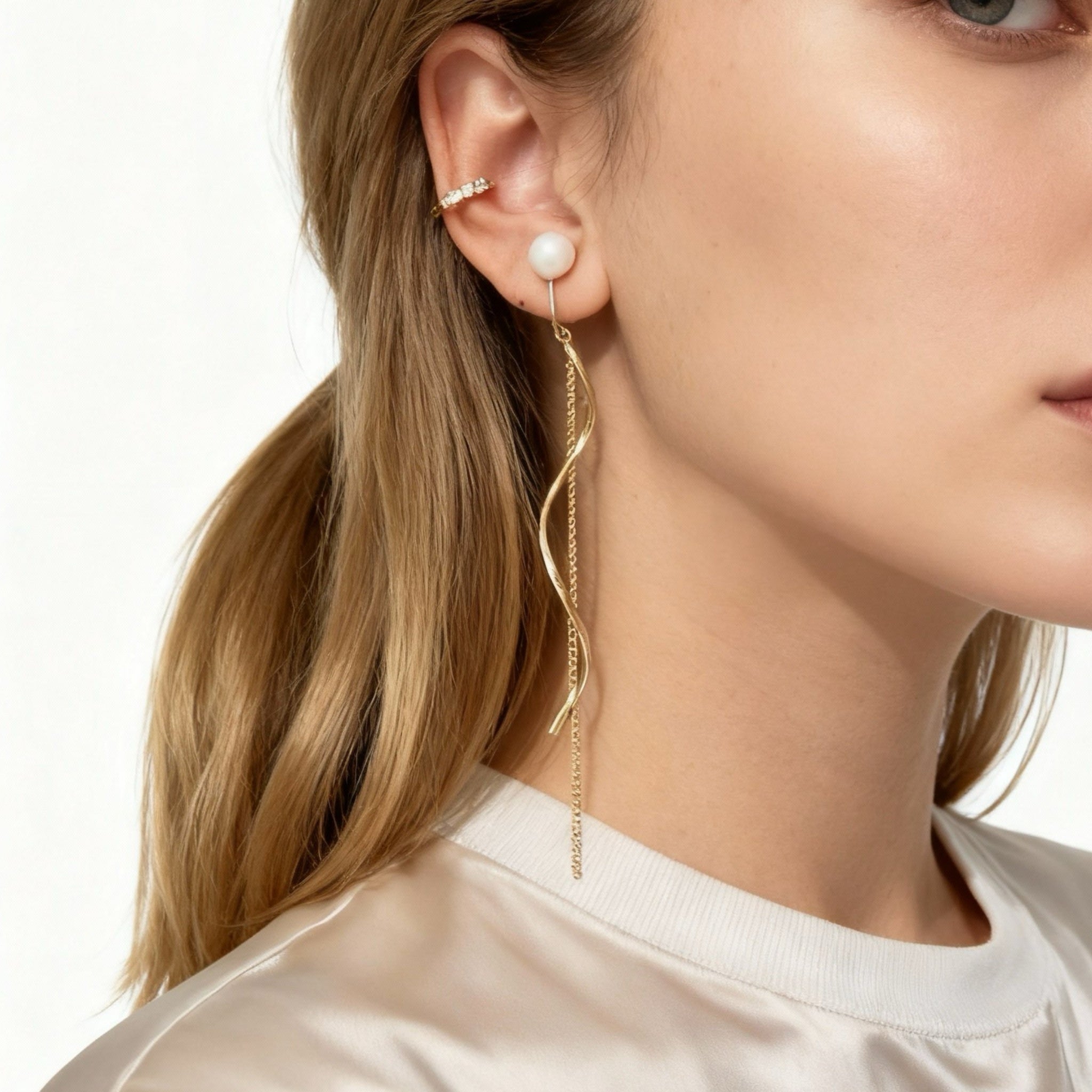 Vågiga fransar pärlaccentuerade hängande klämörhängen