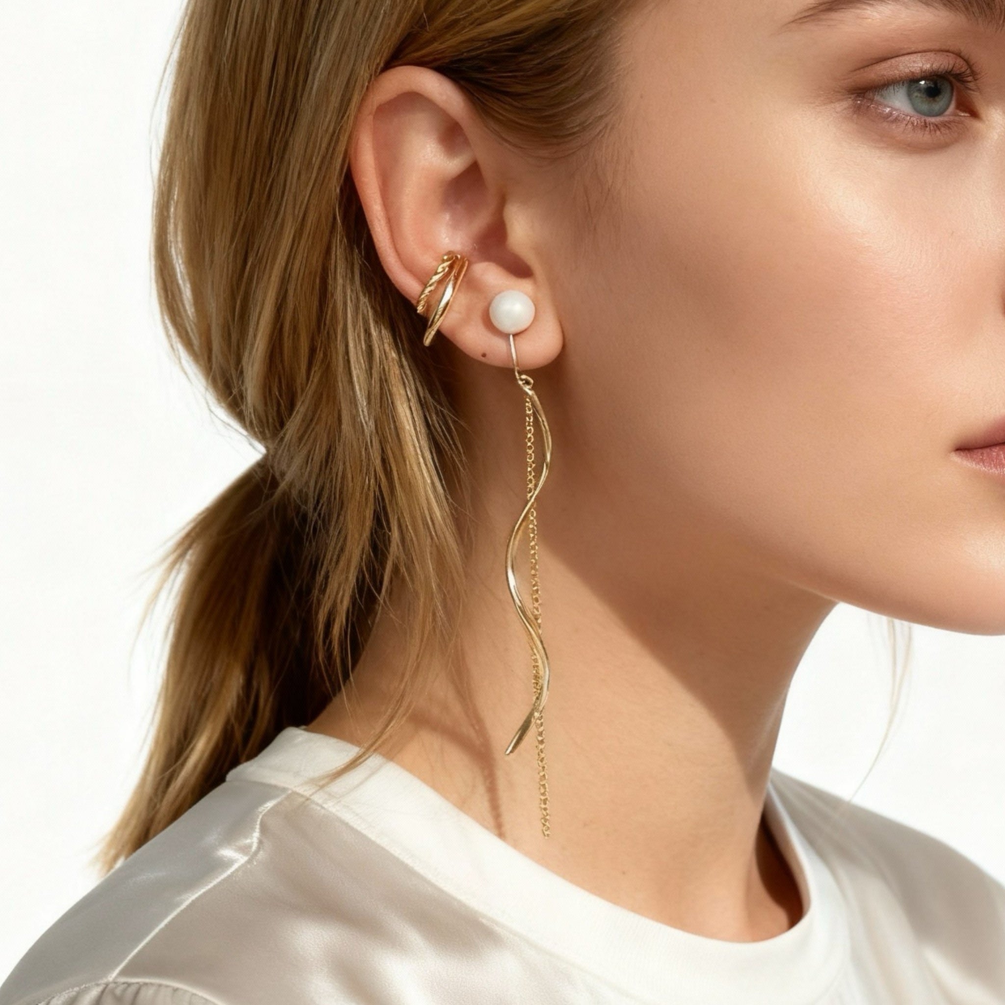 Vågiga fransar pärlaccentuerade hängande klämörhängen