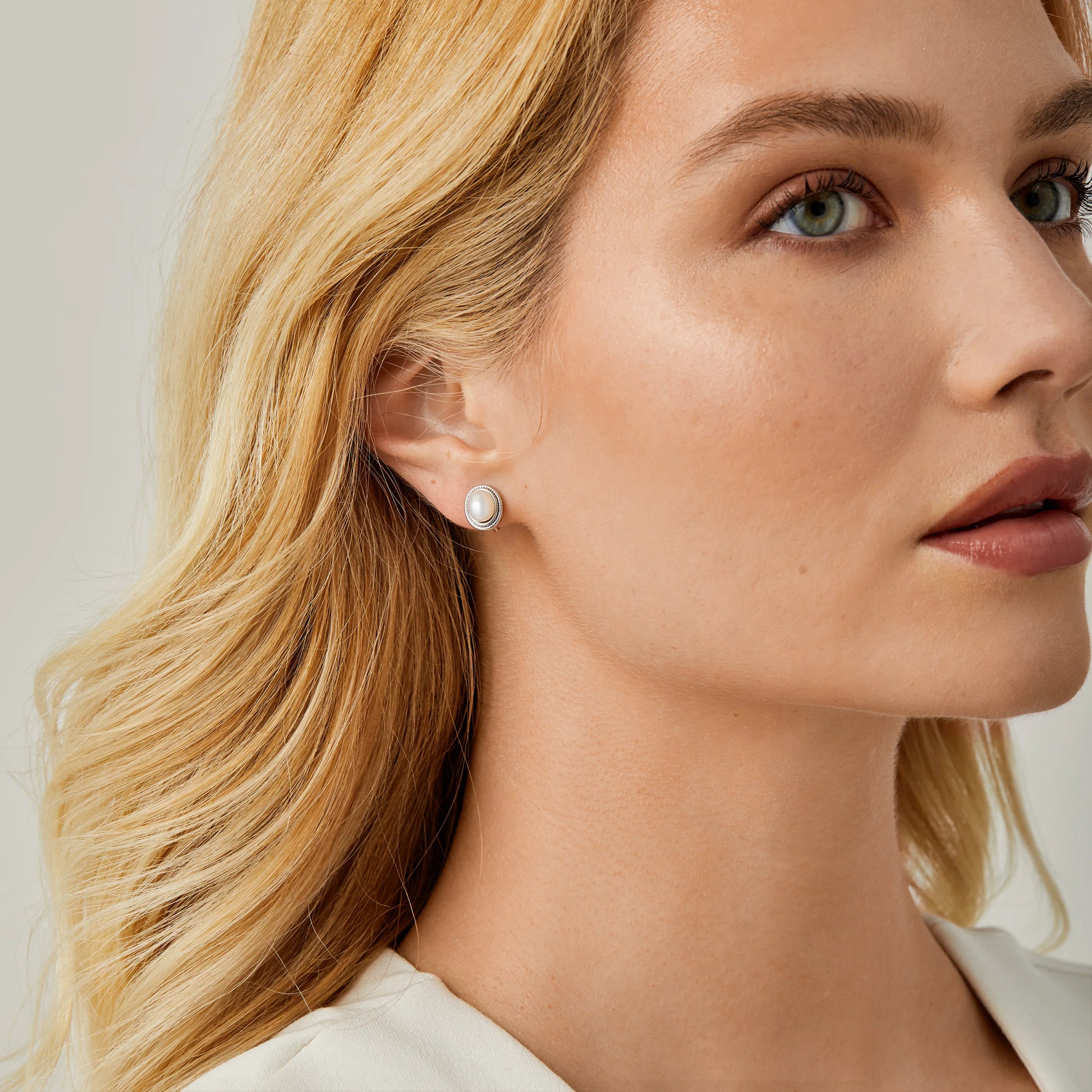 Round Button Pearl Clip-On Earrings - SOMIY