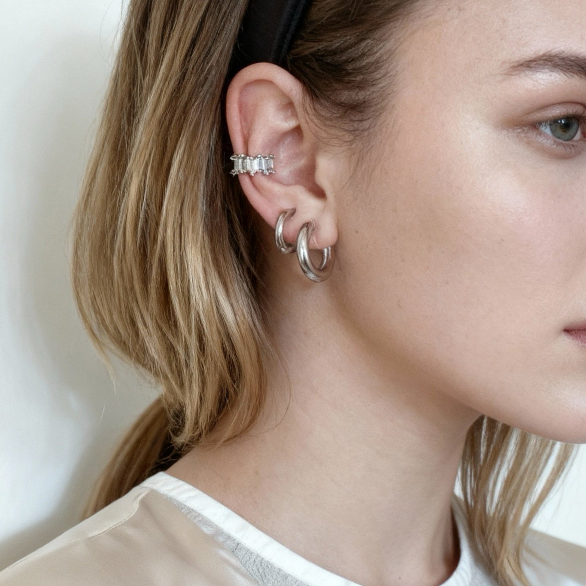 Εκλεπτυσμένο λαμπερό ear cuff με διαμάντια
