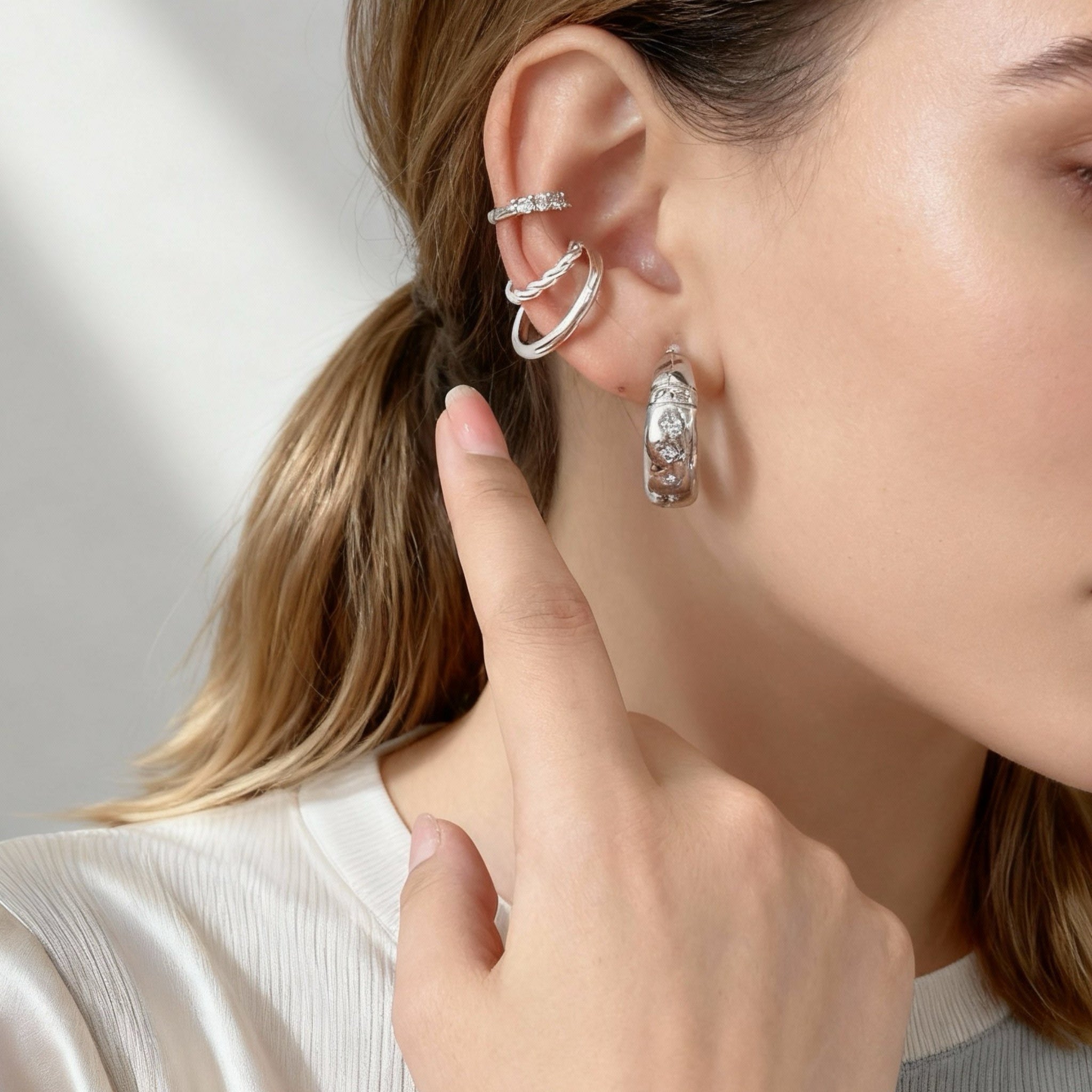 Diamantsatta bullhorn-klipsörhängen med ringform