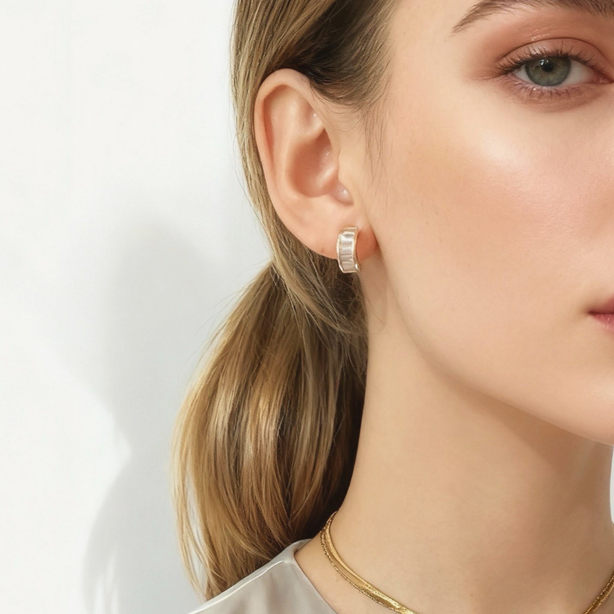 Små C-formade zirkon klämma på stiftörhängen