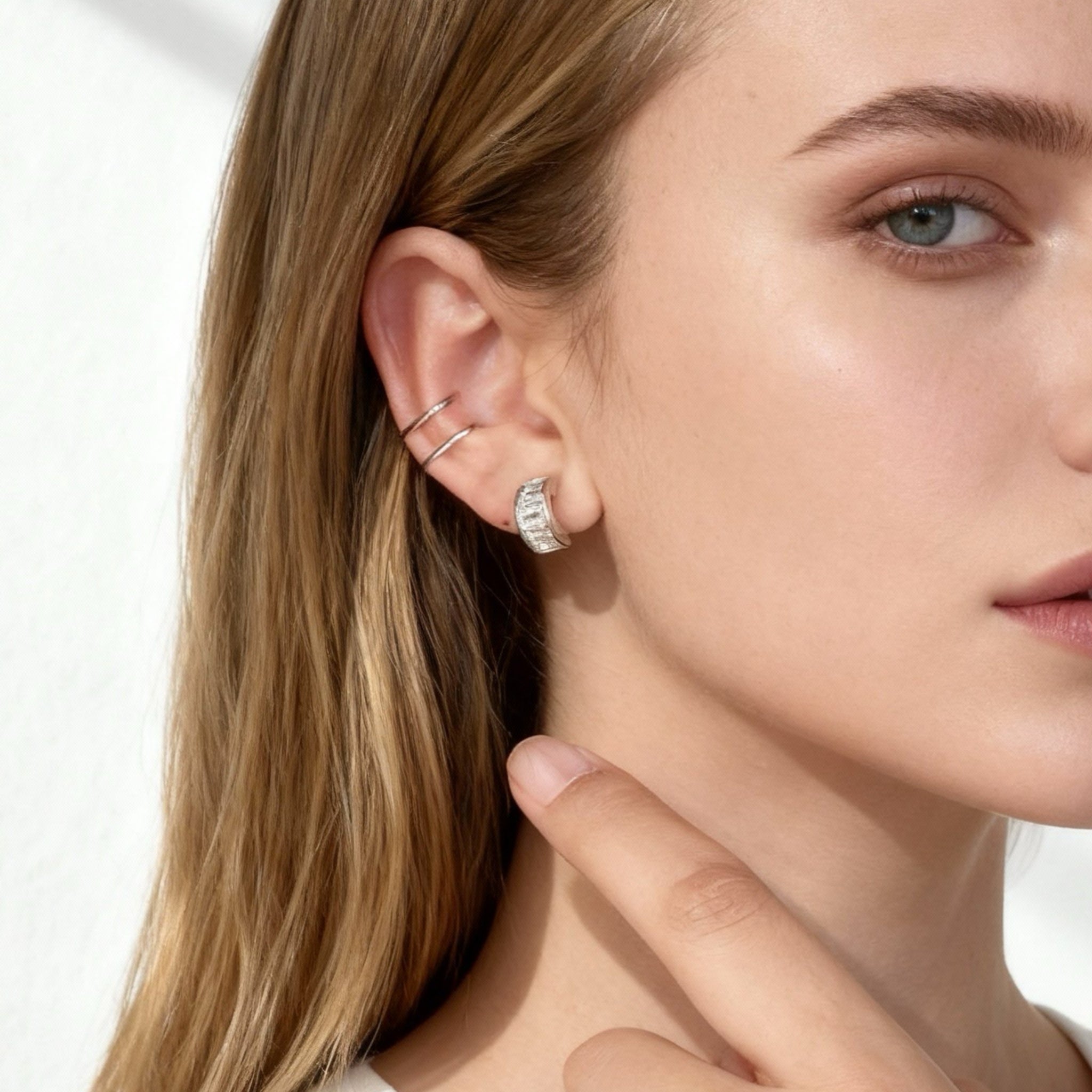 Små C-formade zirkon klämma på stiftörhängen