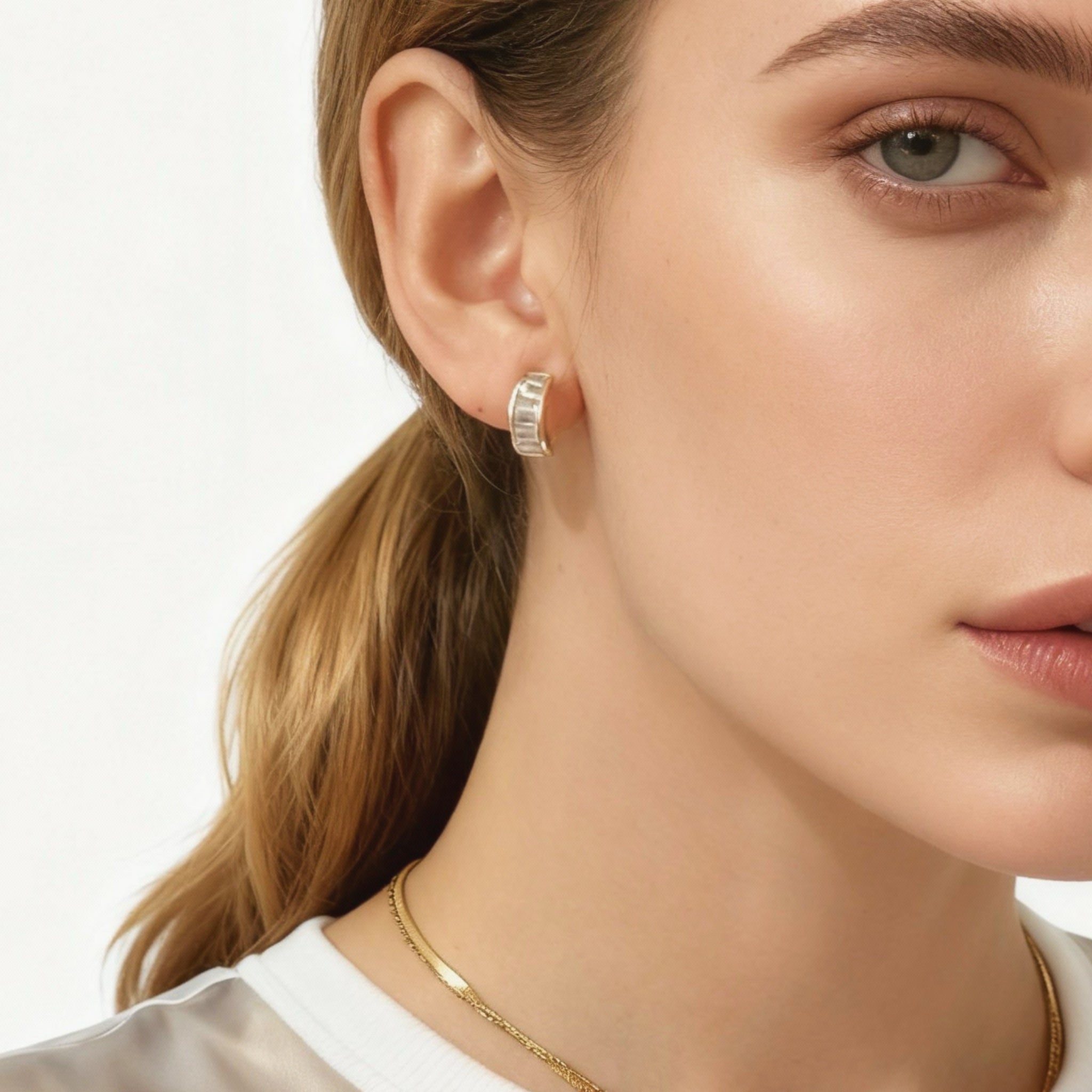 Små C-formade zirkon klämma på stiftörhängen