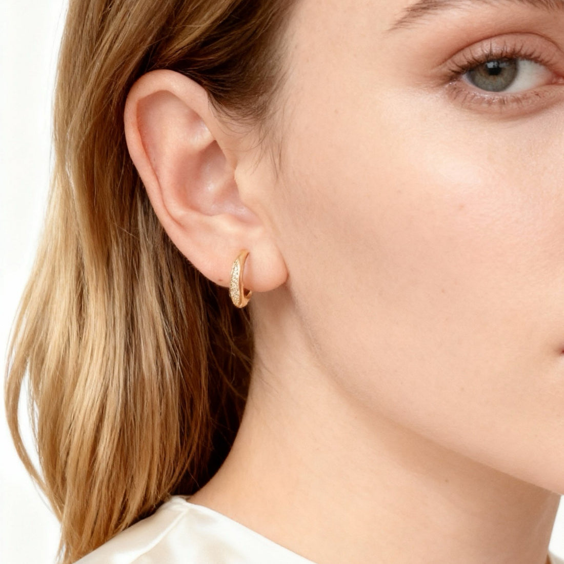 Strålande pavé-hoops klipsörhängen