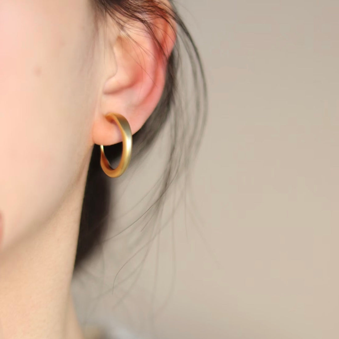 Goldhoop clip-on earrings by SOMIY – pain-free non-pierced jewelry for everyday wear