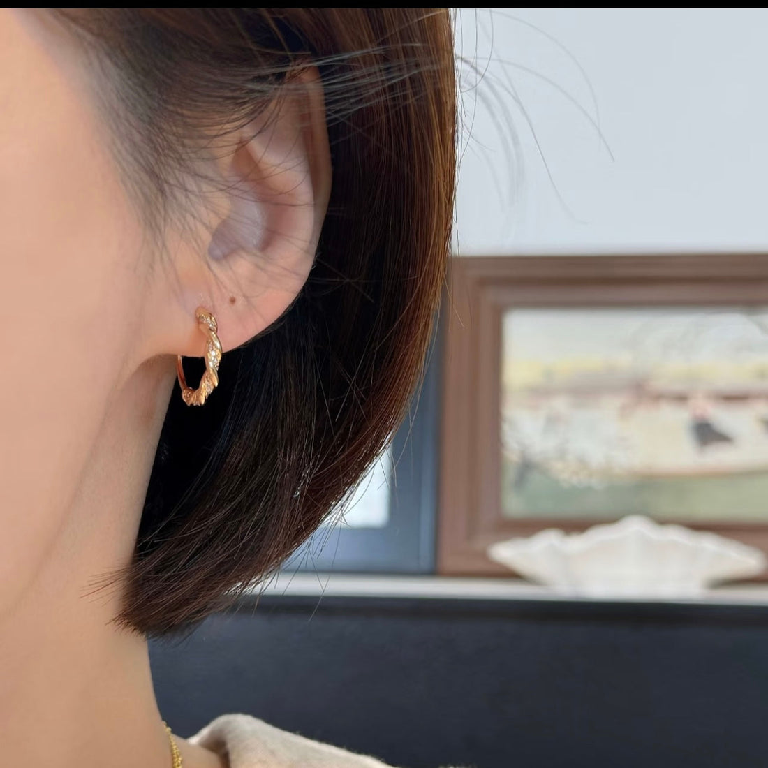 Goldhoop clip-on earrings by SOMIY – pain-free non-pierced jewelry for everyday wear