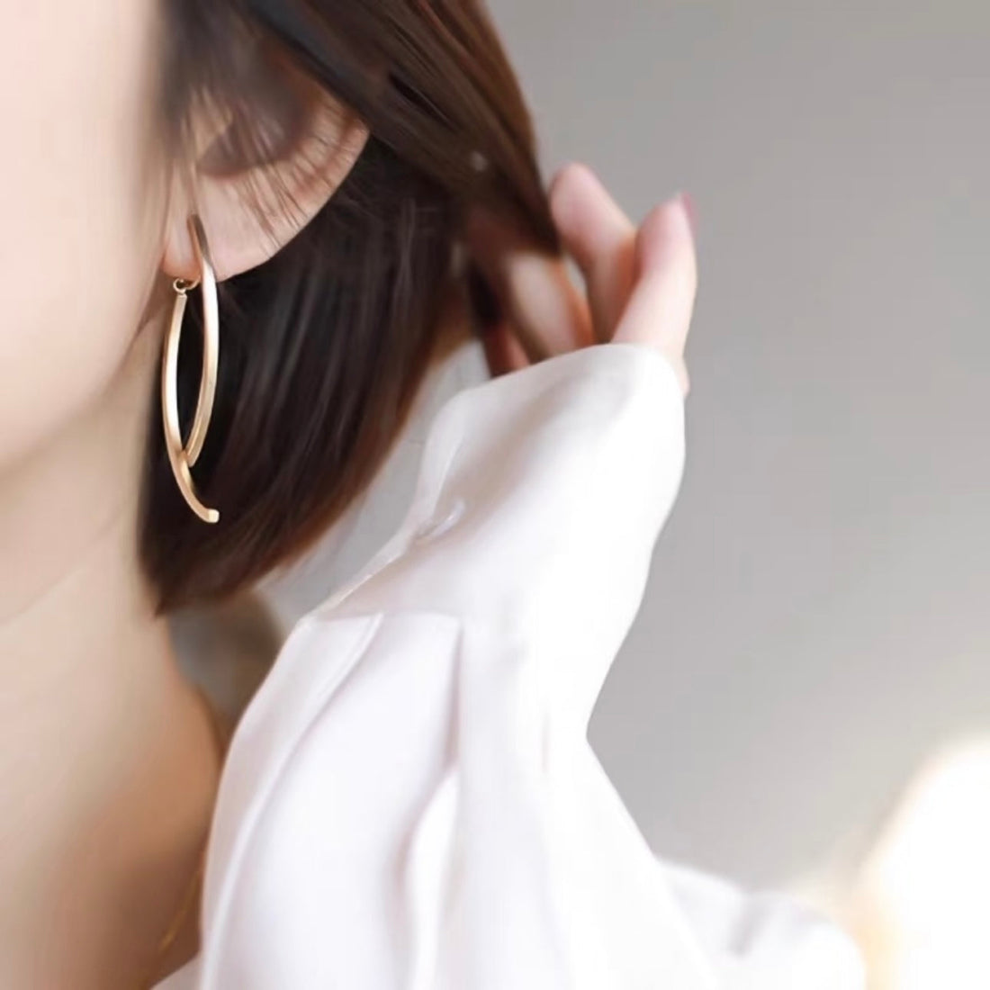 Golddangle clip-on earrings by SOMIY – pain-free non-pierced jewelry for everyday wear