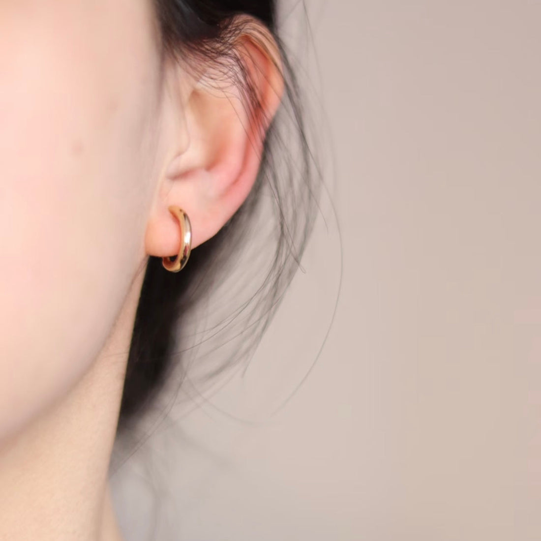 Goldhoop clip-on earrings by SOMIY – pain-free non-pierced jewelry for everyday wear