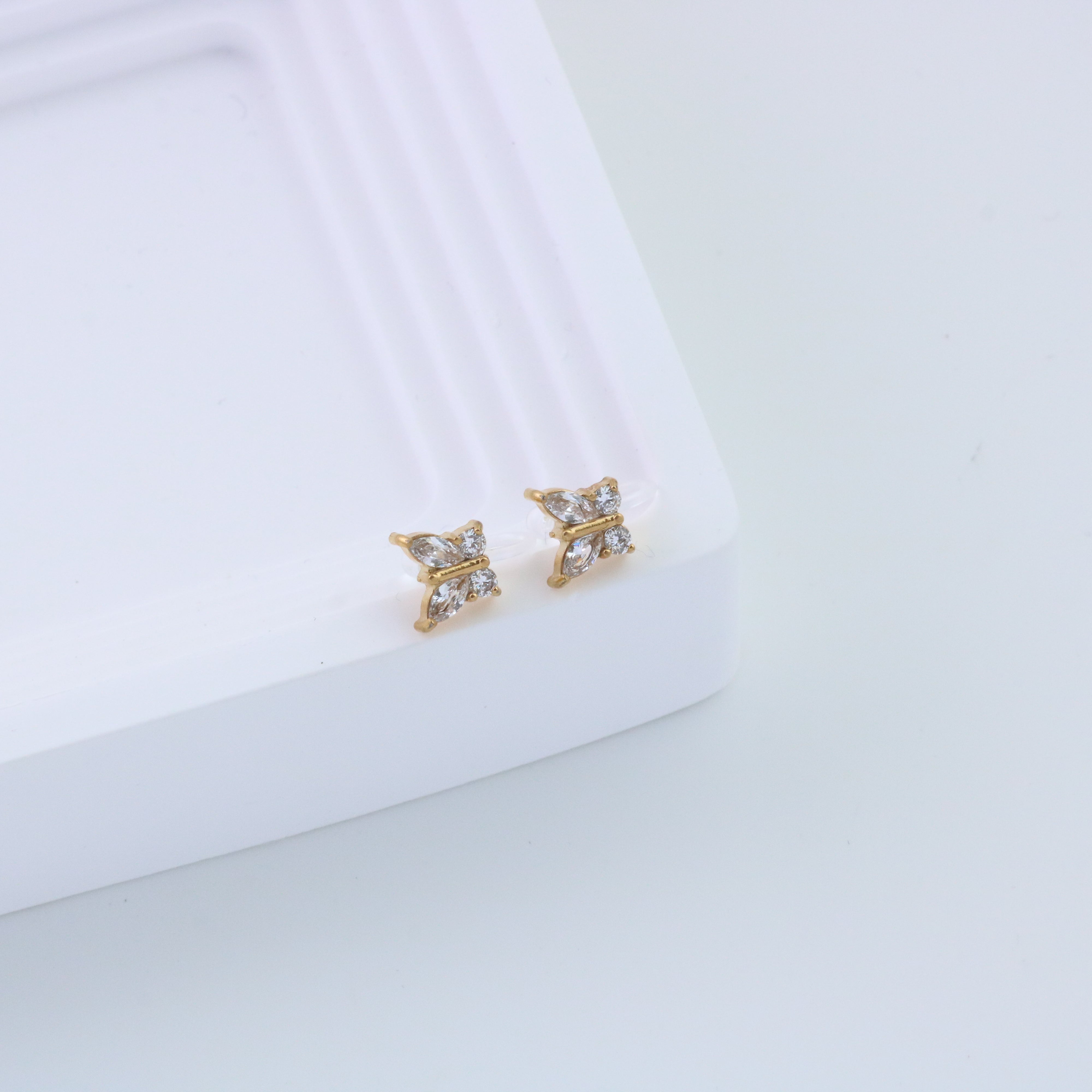 Goldstud clip-on earrings by SOMIY – pain-free non-pierced jewelry for everyday wear