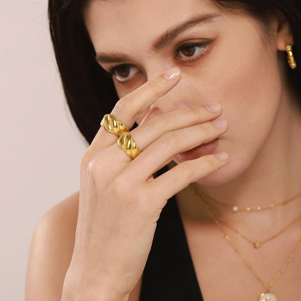 Markanter Rippkuppel-Ring, offen