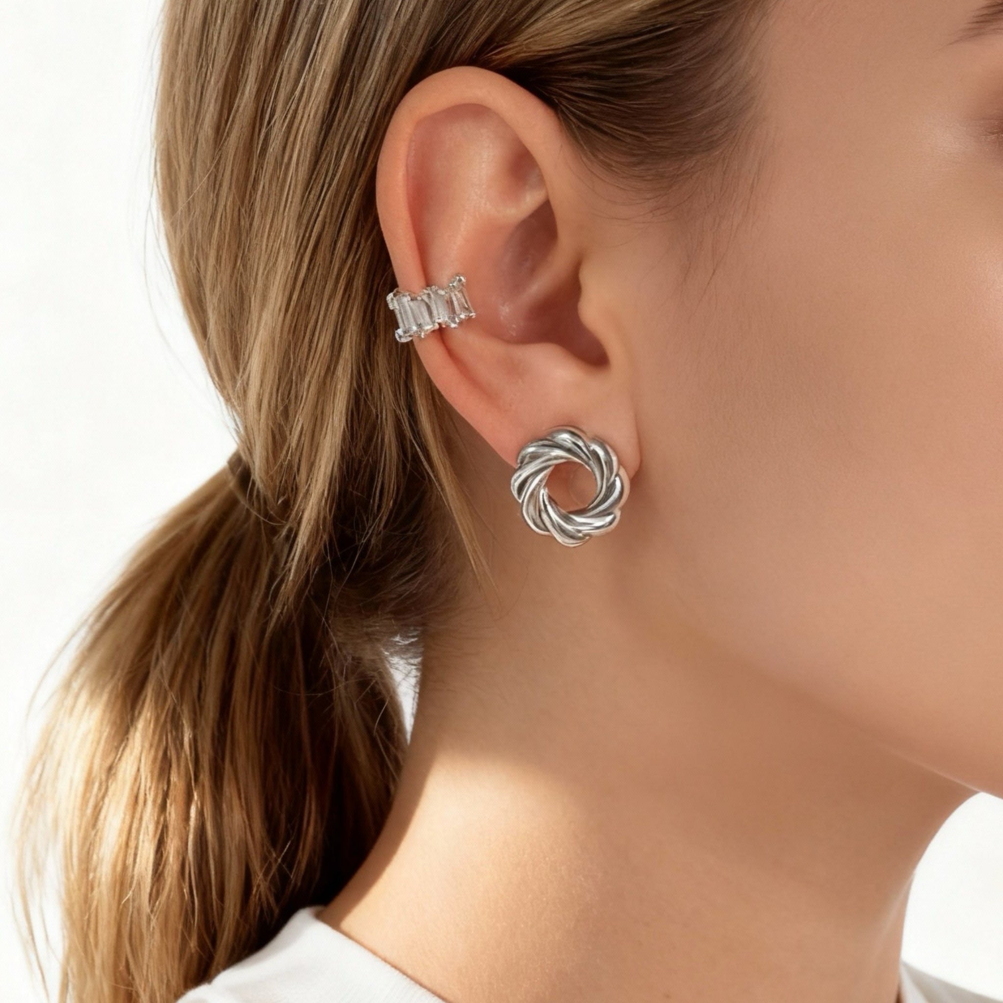 أقراط دائرية بمشبك تثبيت على الأذن