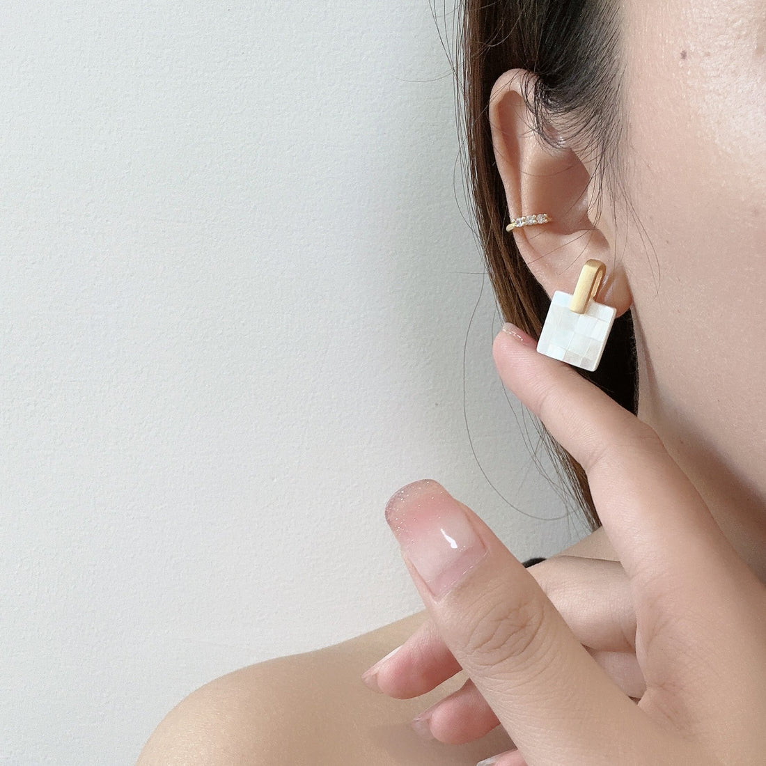 Gold Silverear cuff by SOMIY – modern non-pierced jewelry for all-day comfort