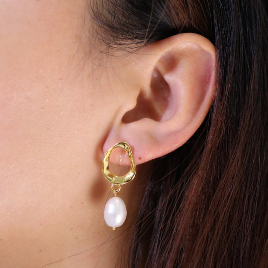 Pendientes de cadena con clip de perla en forma irregular - Oro