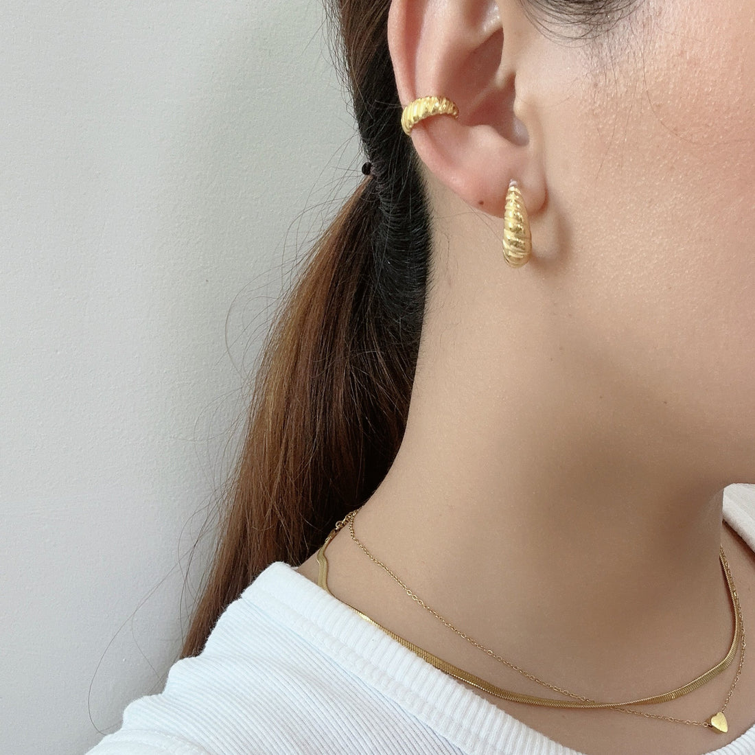 Gold Silverear cuff by SOMIY – modern non-pierced jewelry for all-day comfort