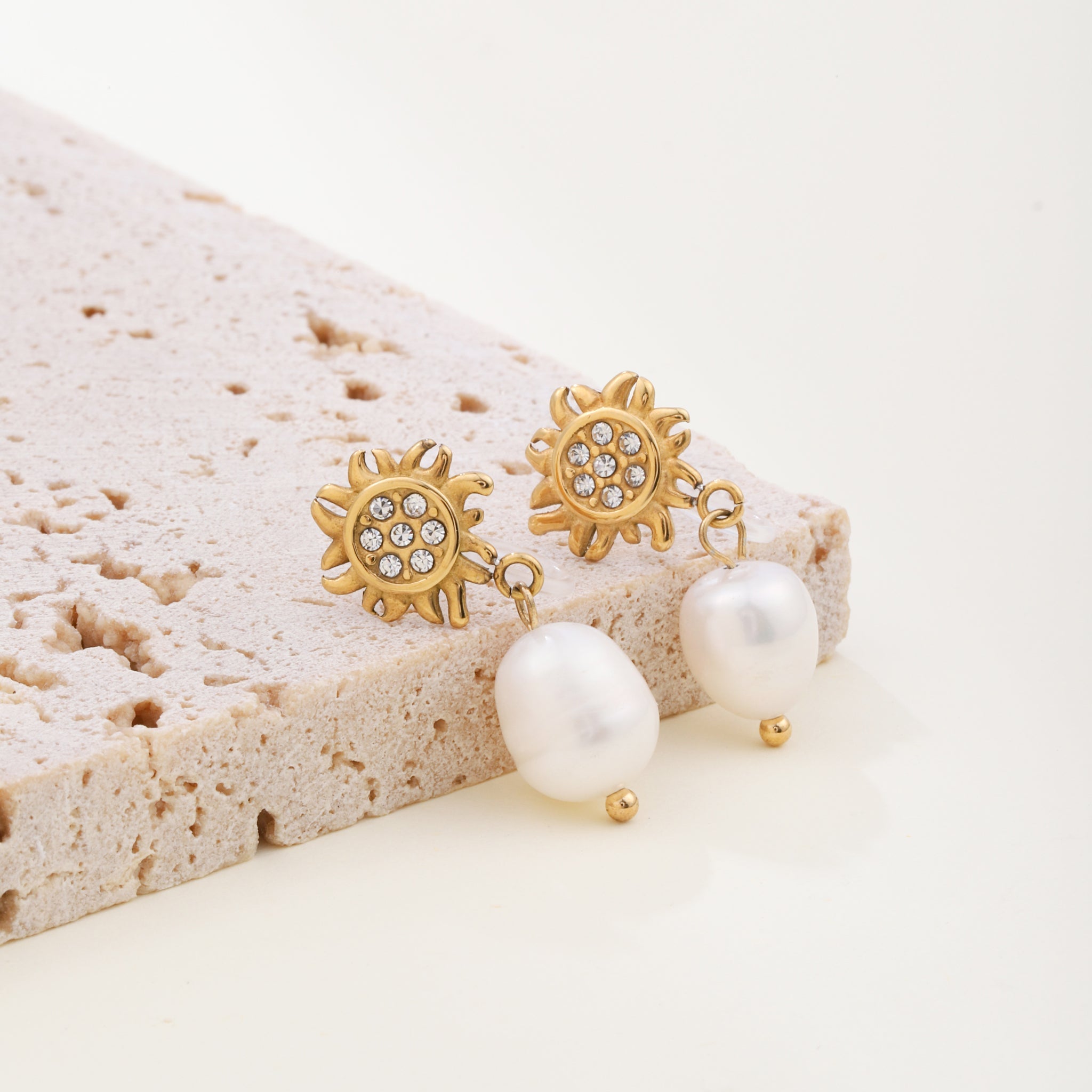 Gold Pearlclip-on earrings by SOMIY – pain-free non-pierced jewelry for everyday wear