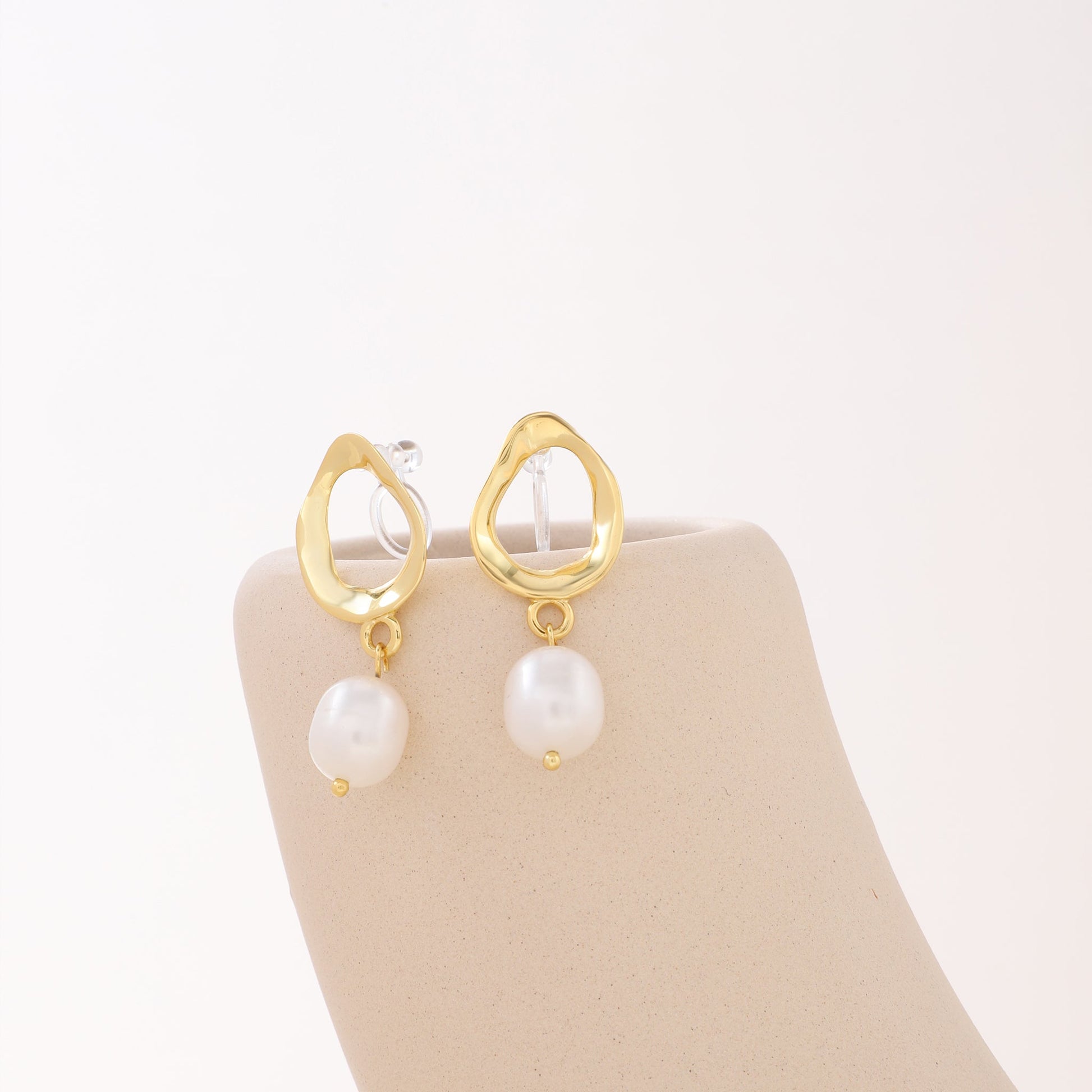 Pearlclip-on earrings by SOMIY – pain-free non-pierced jewelry for everyday wear