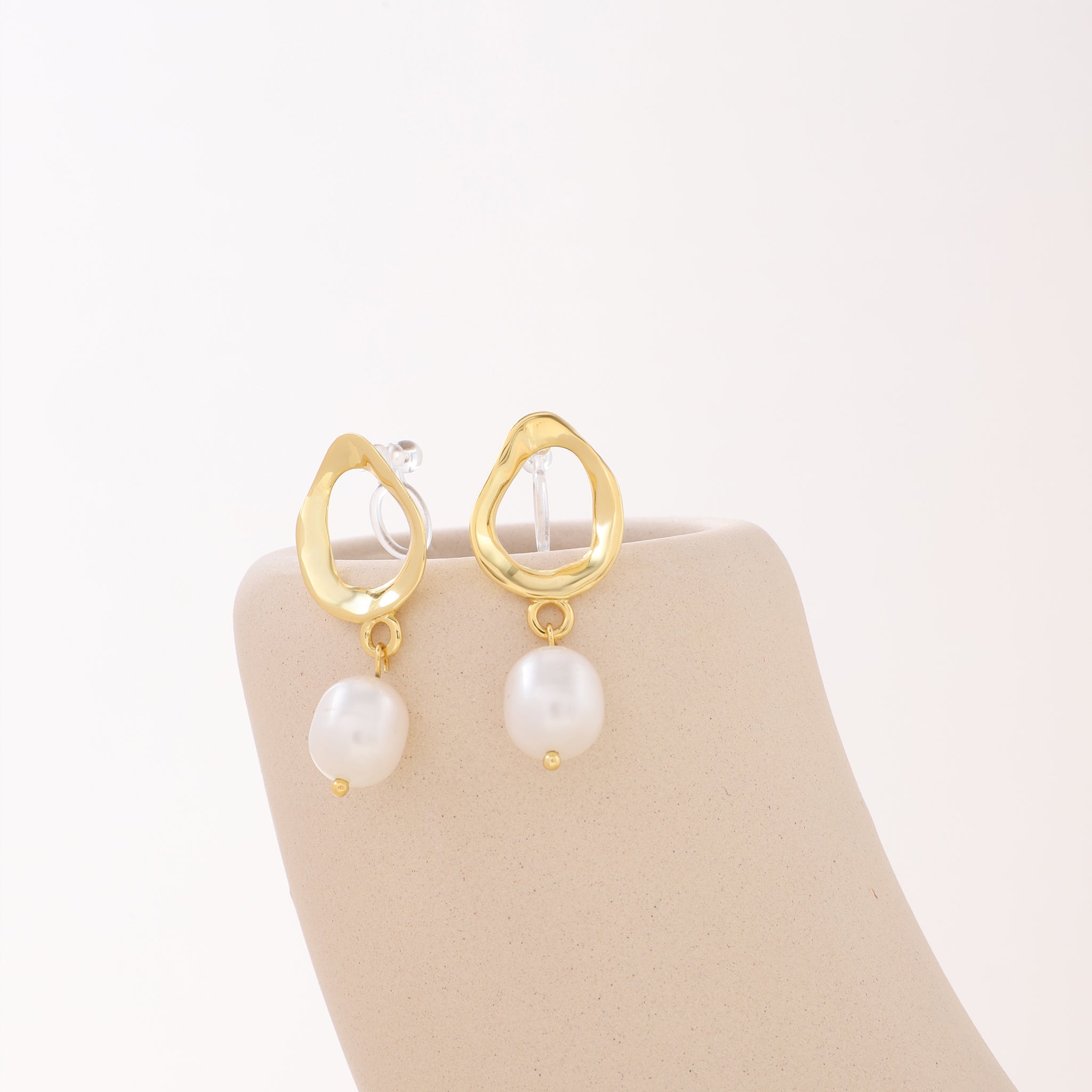 Pearlclip-on earrings by SOMIY – pain-free non-pierced jewelry for everyday wear