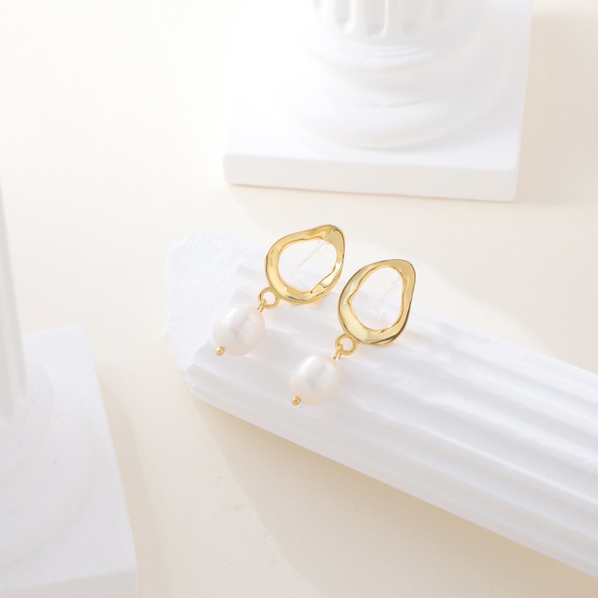 Pearlclip-on earrings by SOMIY – pain-free non-pierced jewelry for everyday wear