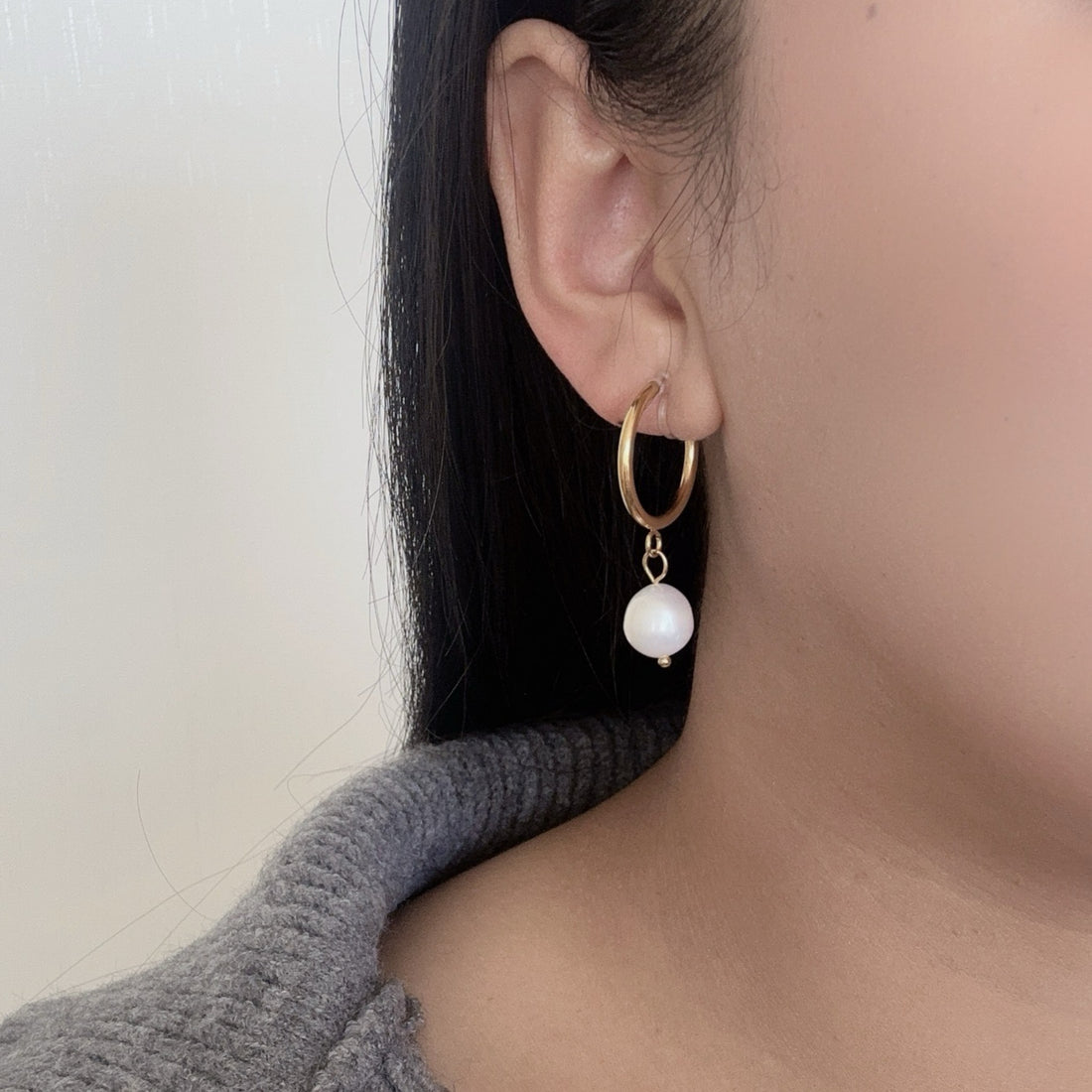 Gold Pearl Resinhoop clip-on earrings by SOMIY – pain-free non-pierced jewelry for everyday wear