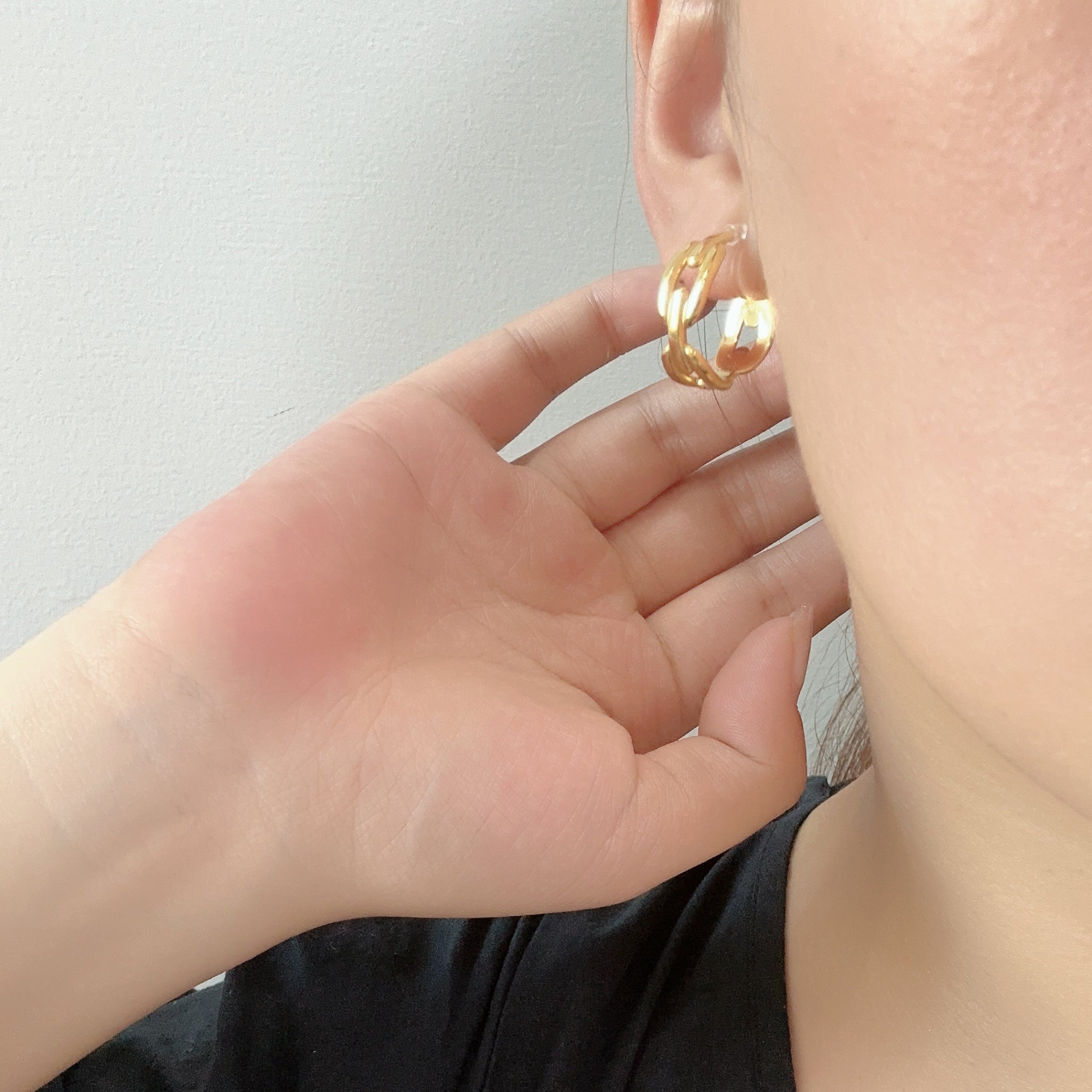 Goldhoop clip-on earrings by SOMIY – pain-free non-pierced jewelry for everyday wear