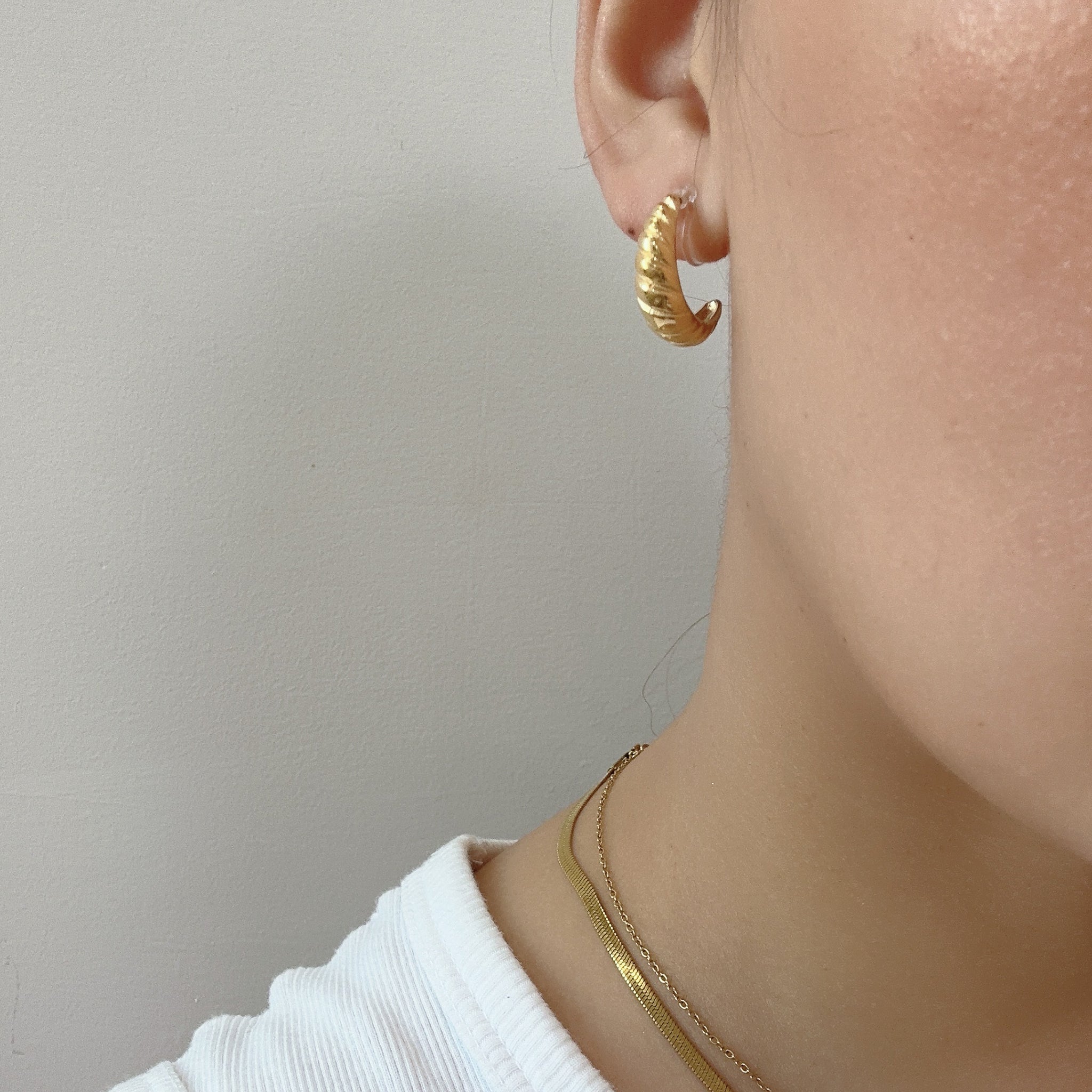 Goldhoop clip-on earrings by SOMIY – pain-free non-pierced jewelry for everyday wear