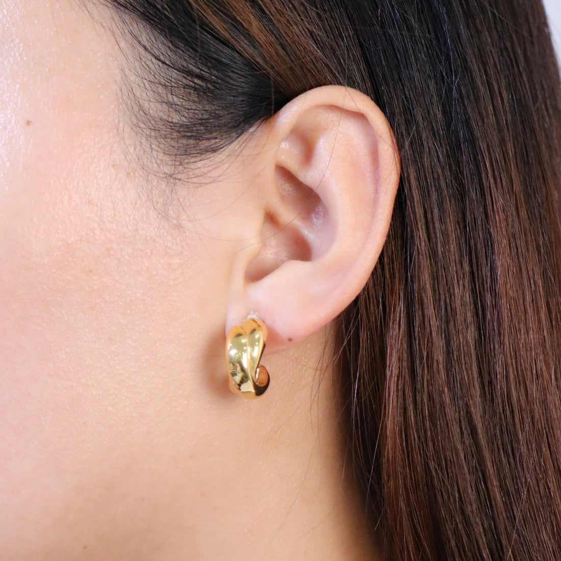 Gold Resinhoop clip-on earrings by SOMIY – pain-free non-pierced jewelry for everyday wear
