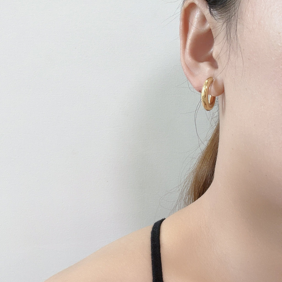 Gold Resinhoop clip-on earrings by SOMIY – pain-free non-pierced jewelry for everyday wear