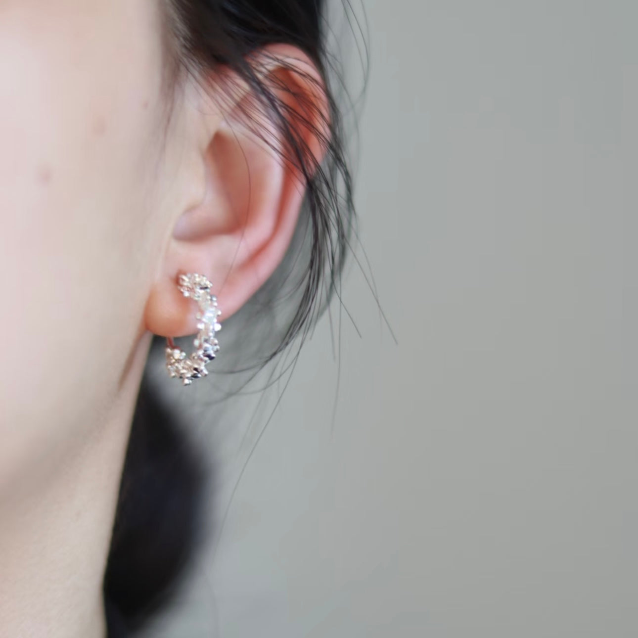 Goldhoop clip-on earrings by SOMIY – pain-free non-pierced jewelry for everyday wear