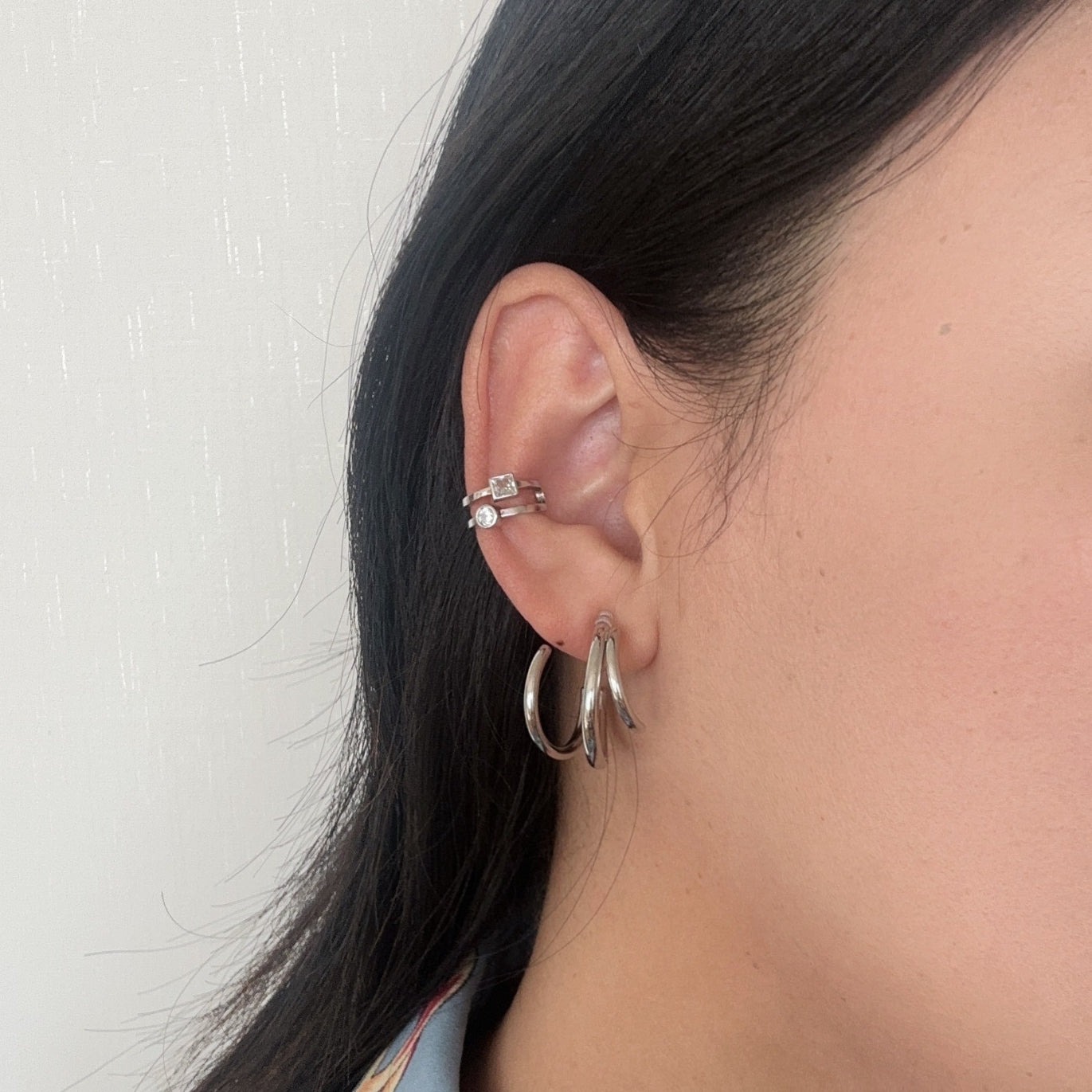 Boucles d'oreilles créoles à trois fils avec fermoir à clip.