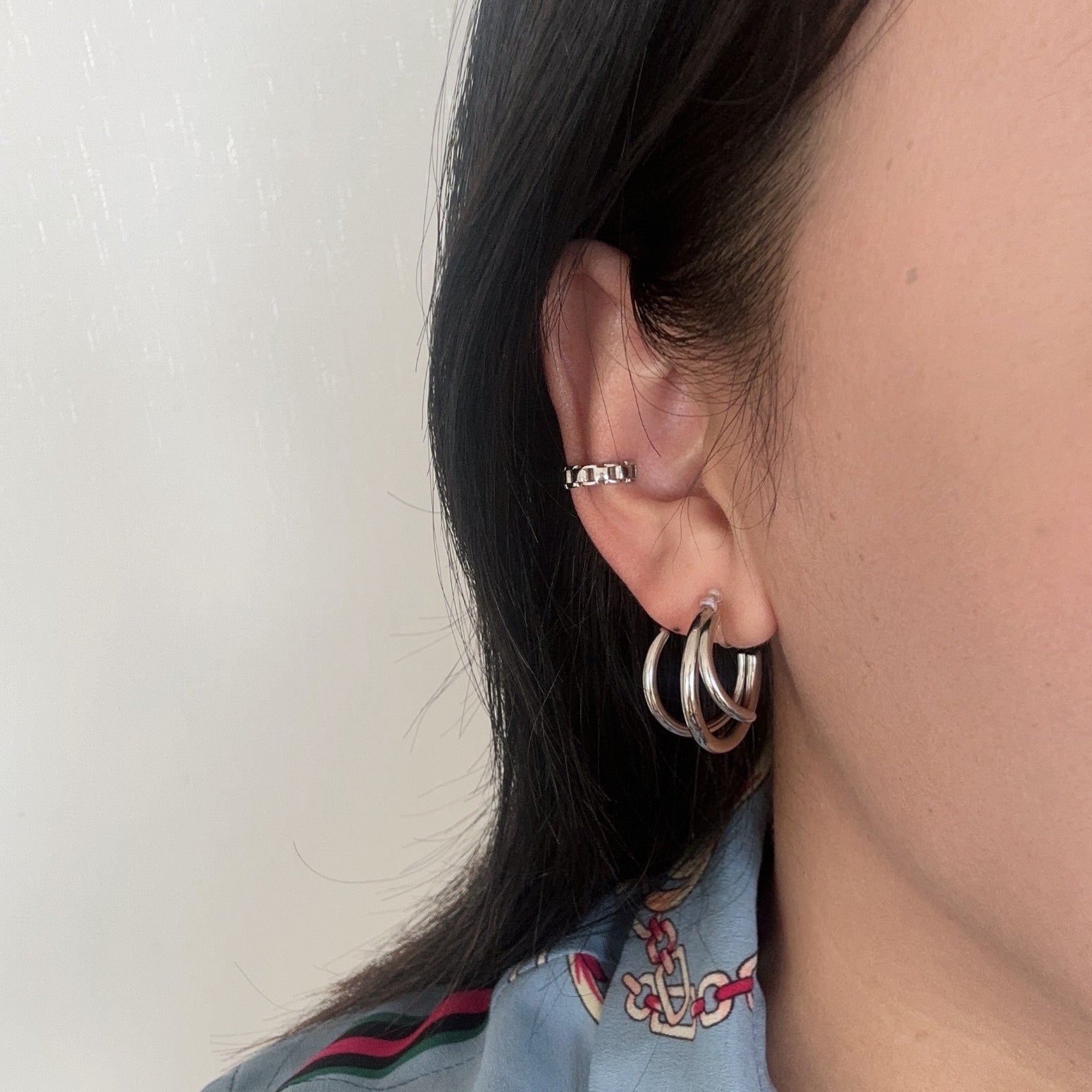 Boucles d'oreilles créoles à trois fils avec fermoir à clip.