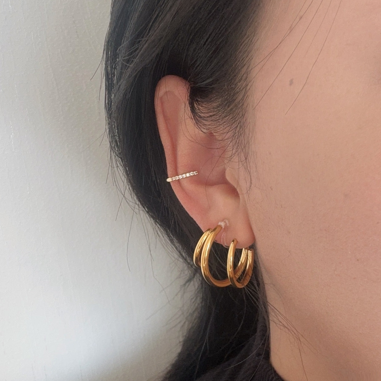 Boucles d'oreilles créoles à trois fils avec fermoir à clip.