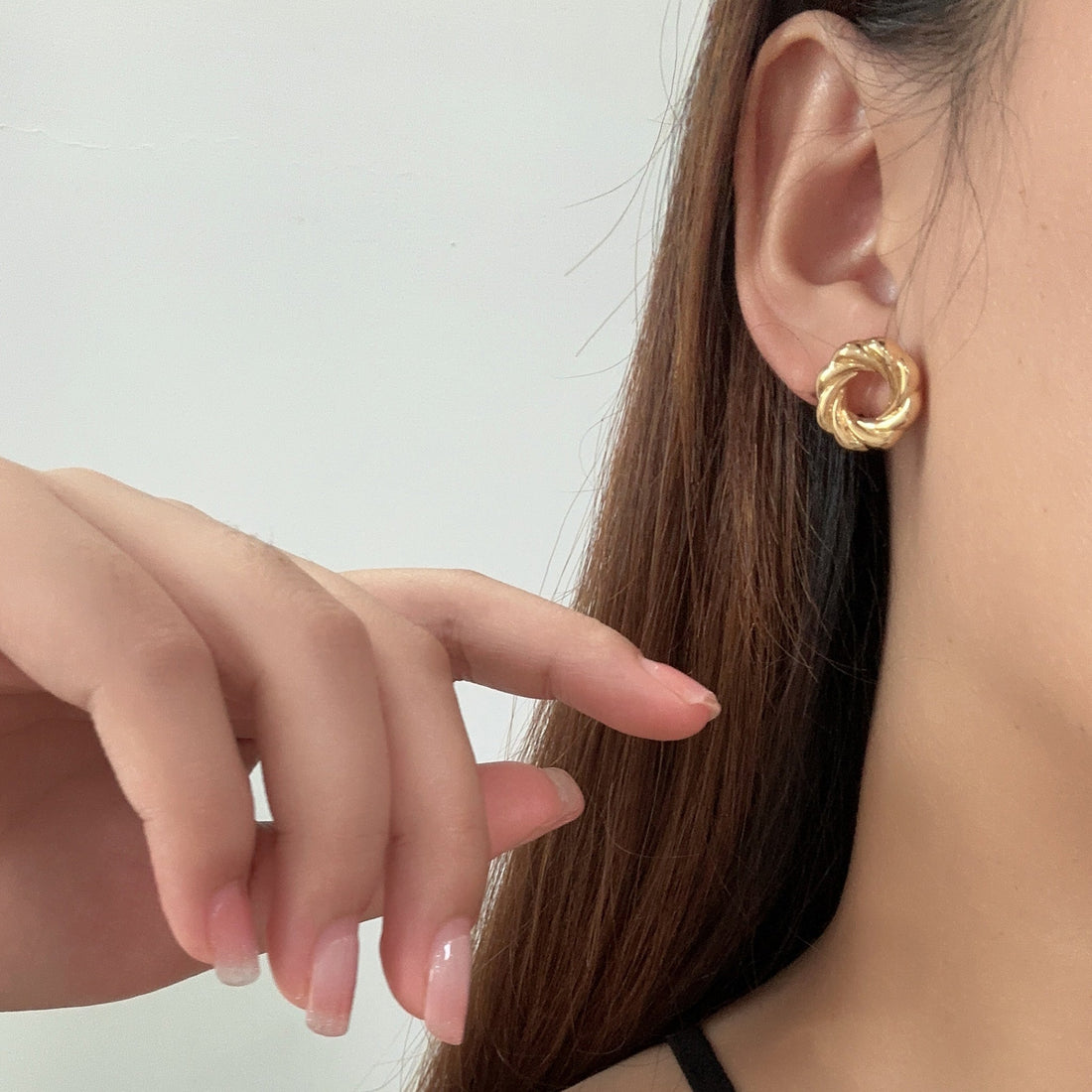 Gold Resinhoop clip-on earrings by SOMIY – pain-free non-pierced jewelry for everyday wear
