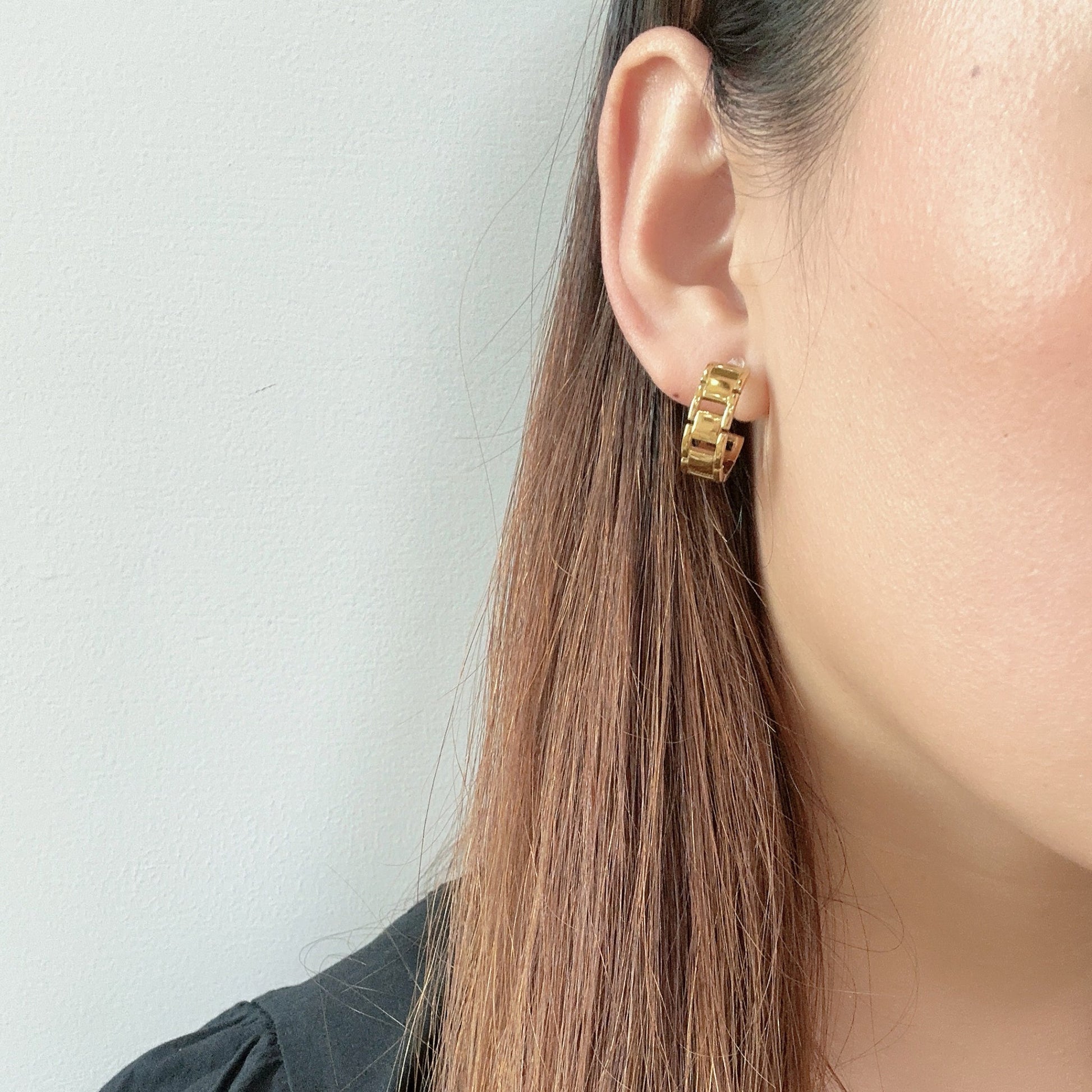 Goldhoop clip-on earrings by SOMIY – pain-free non-pierced jewelry for everyday wear