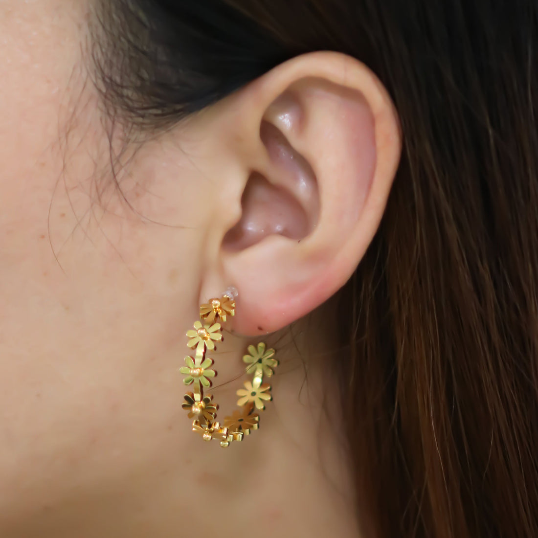 Gold Resinhoop clip-on earrings by SOMIY – pain-free non-pierced jewelry for everyday wear