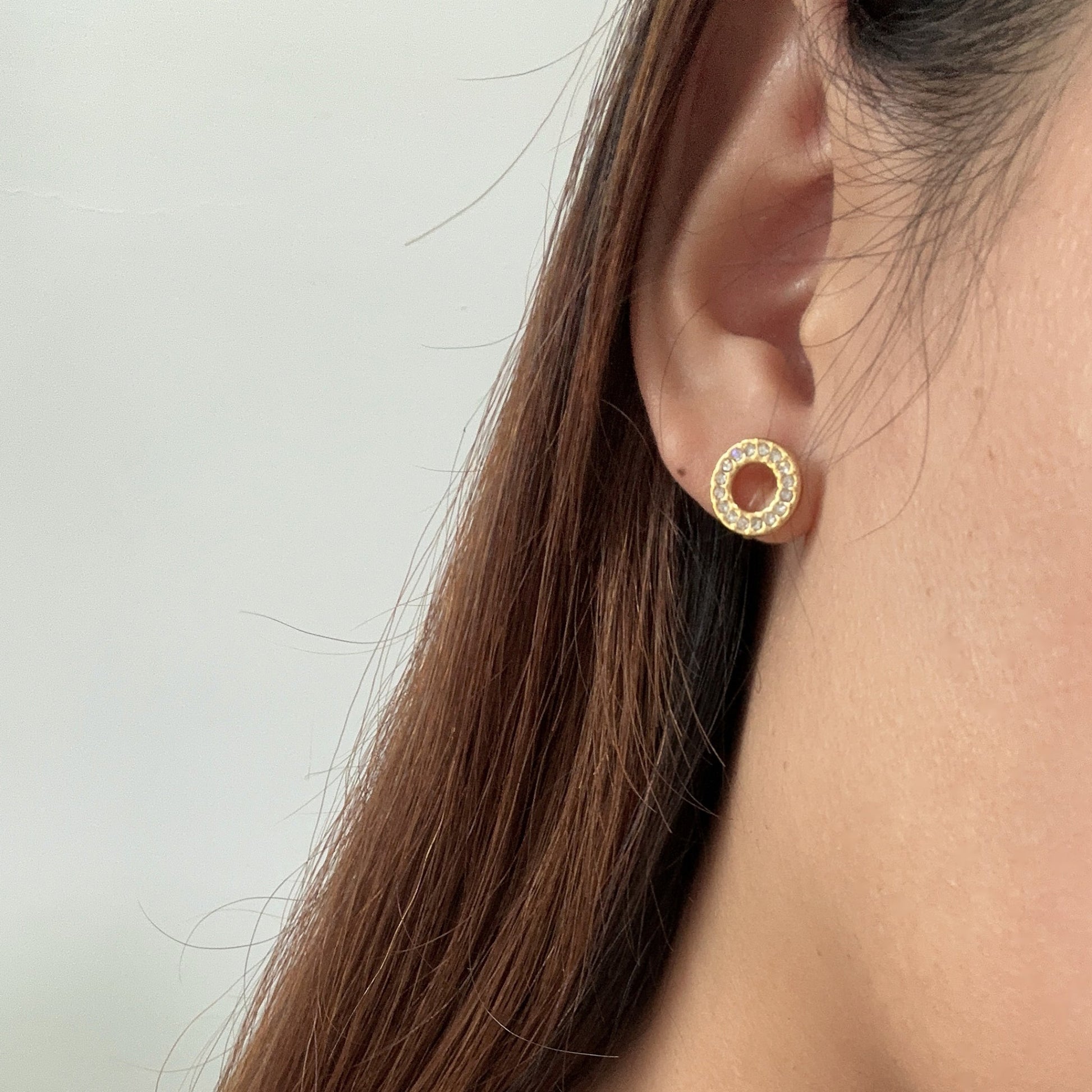 Goldstud clip-on earrings by SOMIY – pain-free non-pierced jewelry for everyday wear