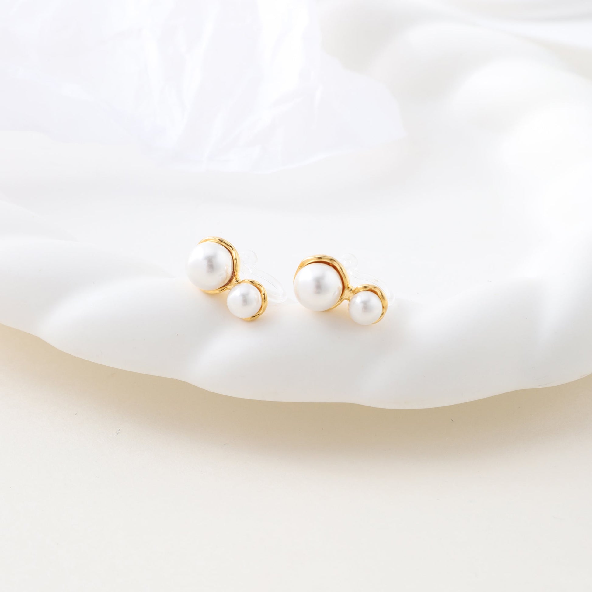 Gold Pearlstud clip-on earrings by SOMIY – pain-free non-pierced jewelry for everyday wear