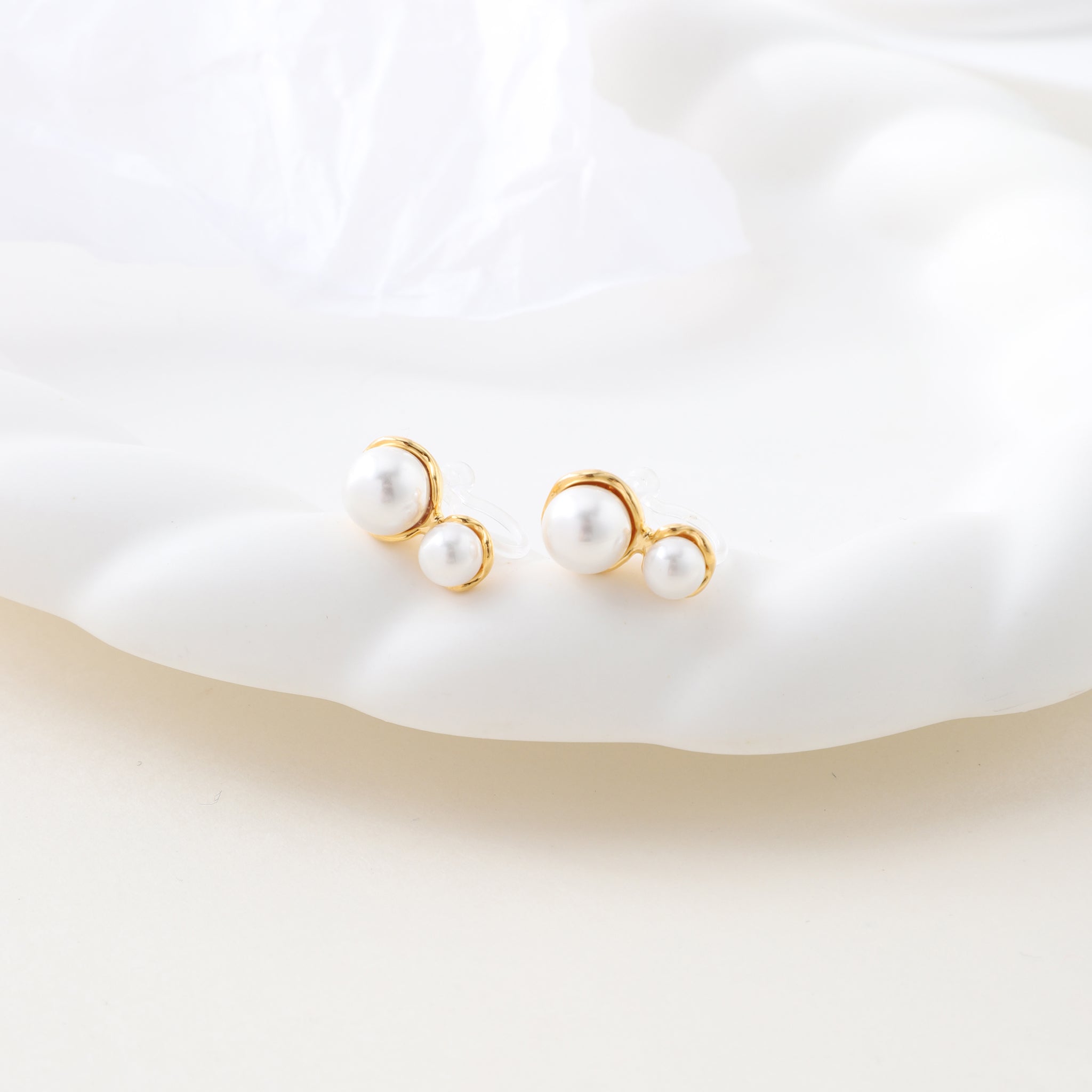 Gold Pearlstud clip-on earrings by SOMIY – pain-free non-pierced jewelry for everyday wear