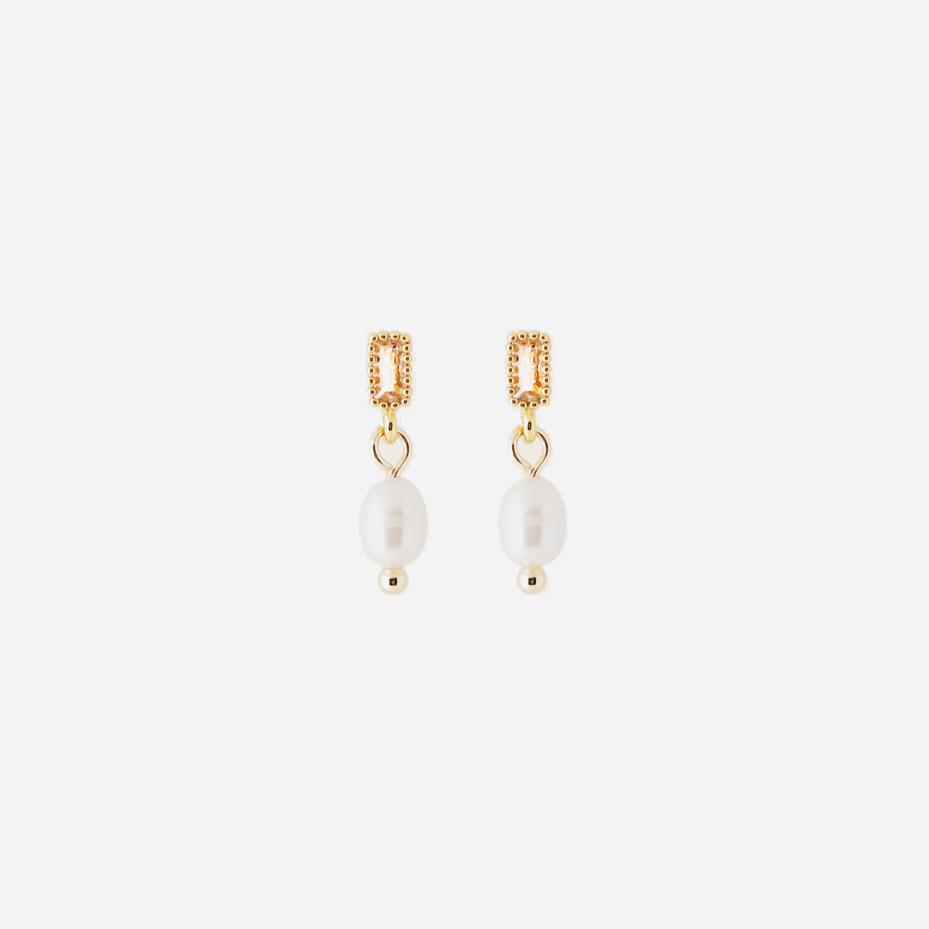 Gold Pearl Resinstud clip-on earrings by SOMIY – pain-free non-pierced jewelry for everyday wear